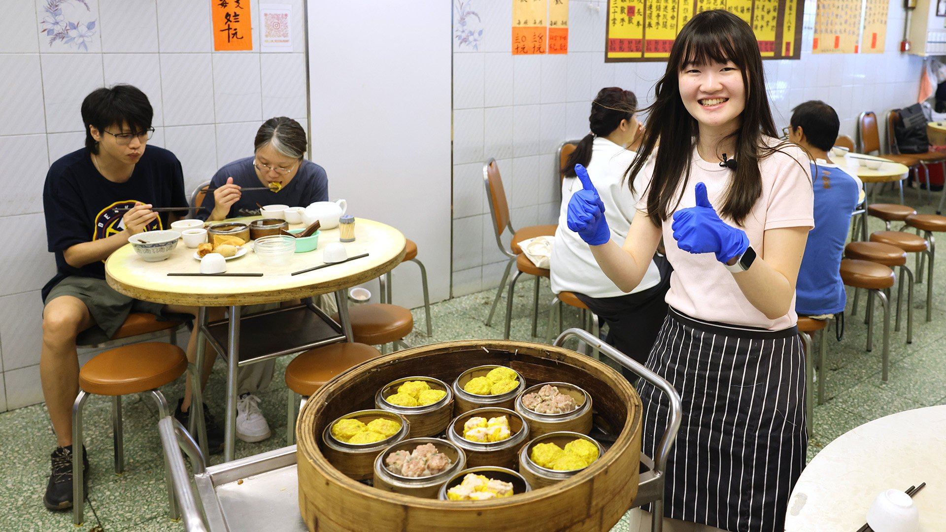 Post reporter Sammy Heung experiences the role of dim sum cart lady at Hoi Lin Restaurant, which was established at Fuk Loi Estate, Tsuen Wan, 33 years ago.