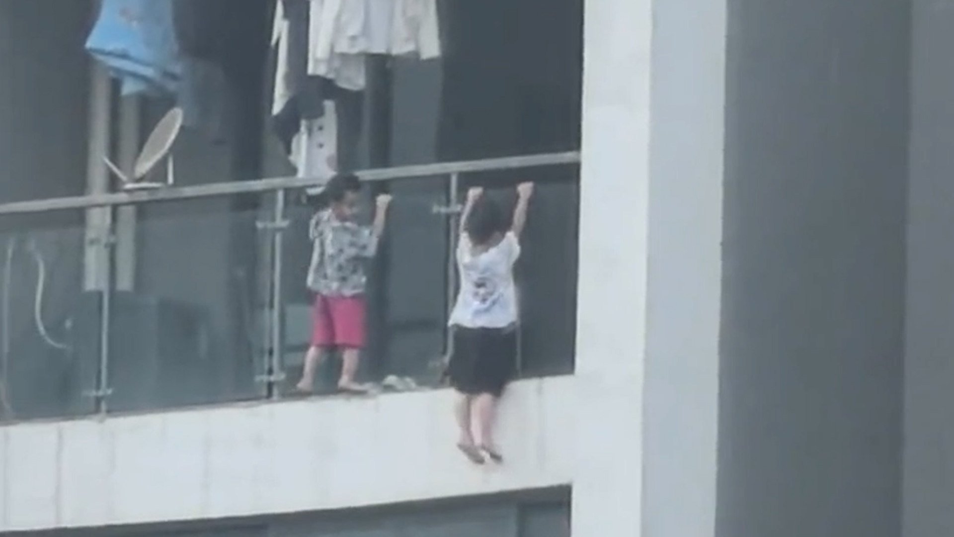 2 children rescued after hanging from balcony in China