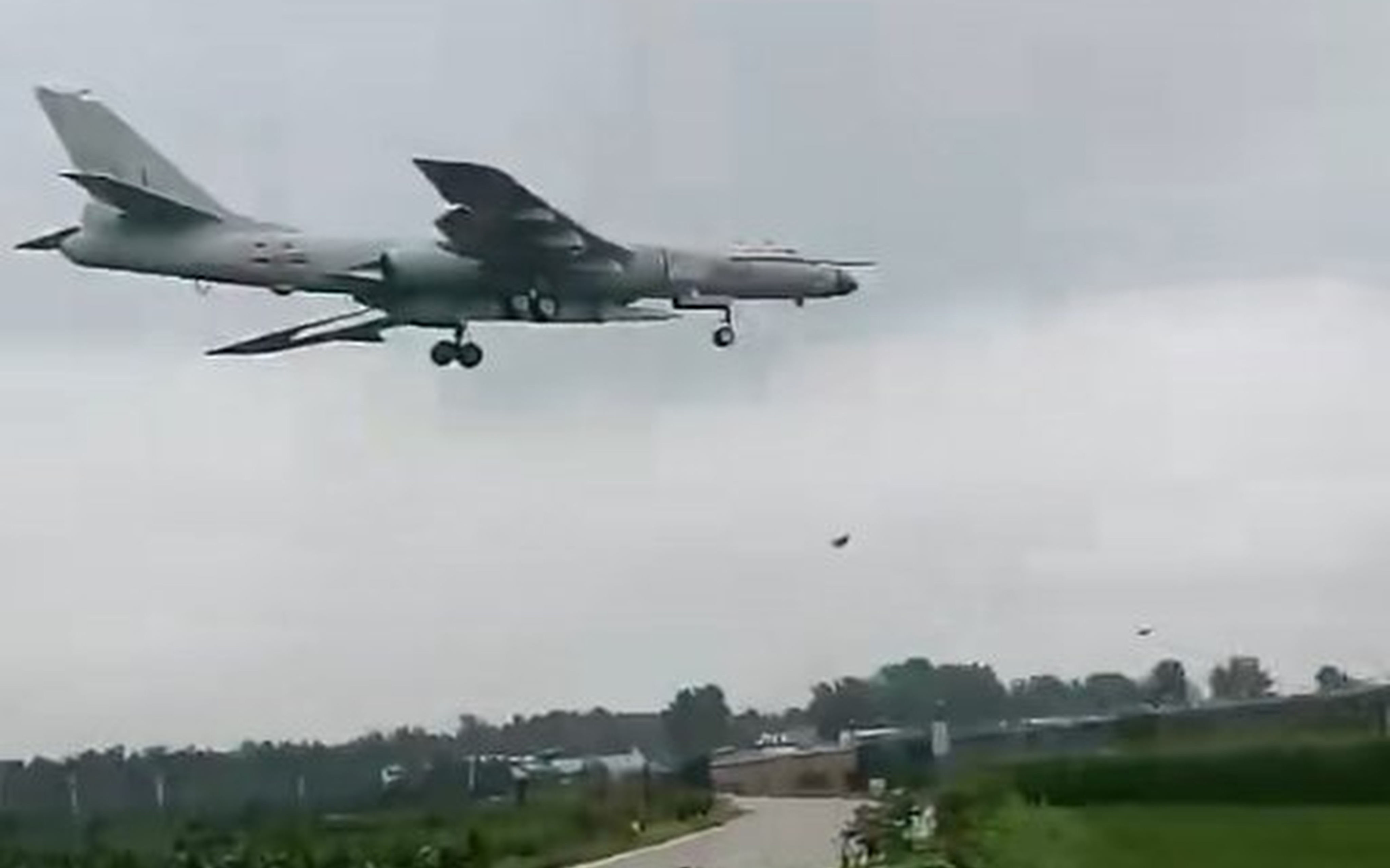 An H-6N strategic bomber carrying what may be a KF-21 air-launched ballistic missile. Photo: Weibo