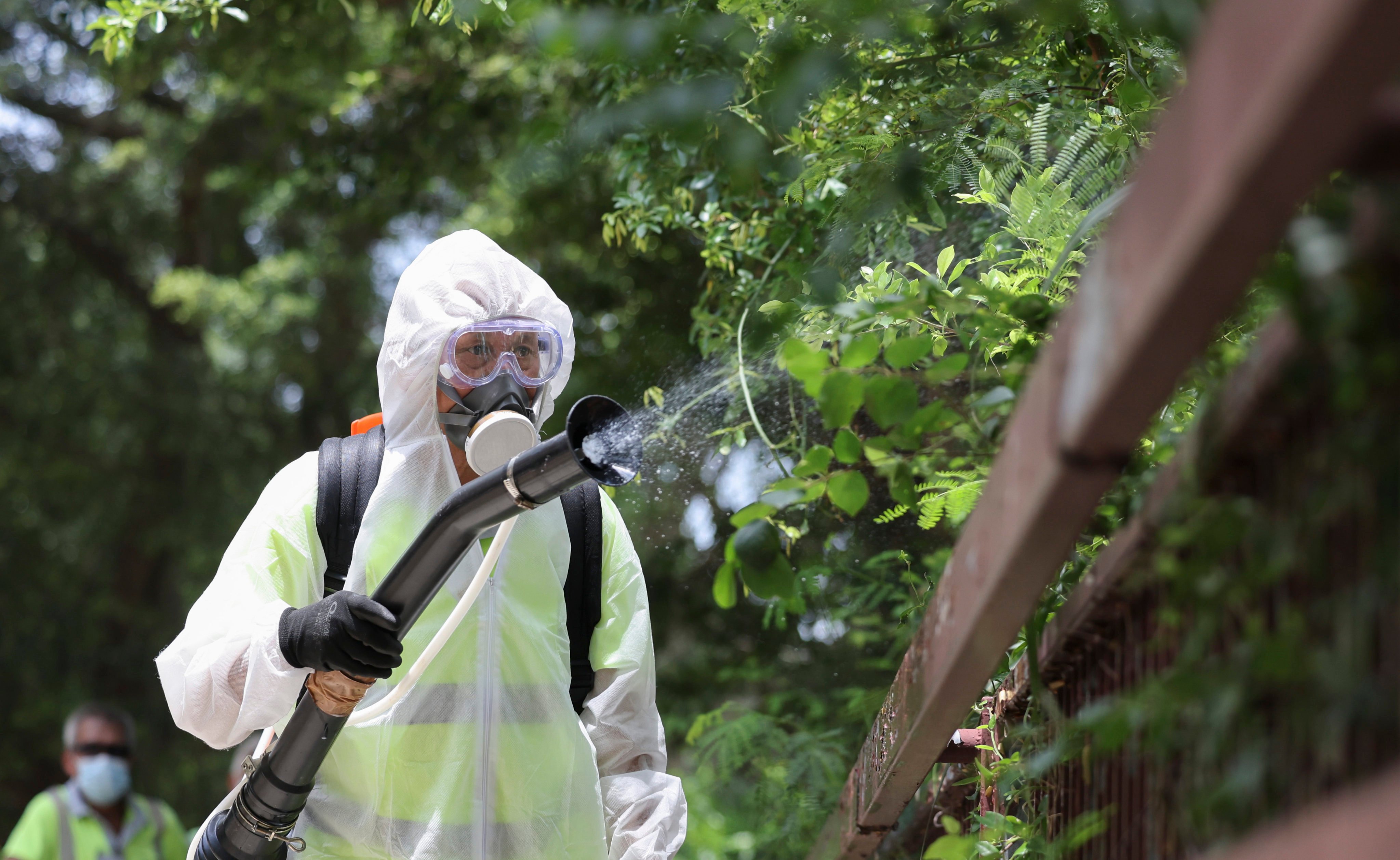 A worker from the Food and Environmental Hygiene Department carries out aedes mosquito control at Lei Tung estate on August 6. Photo: Karma Lo