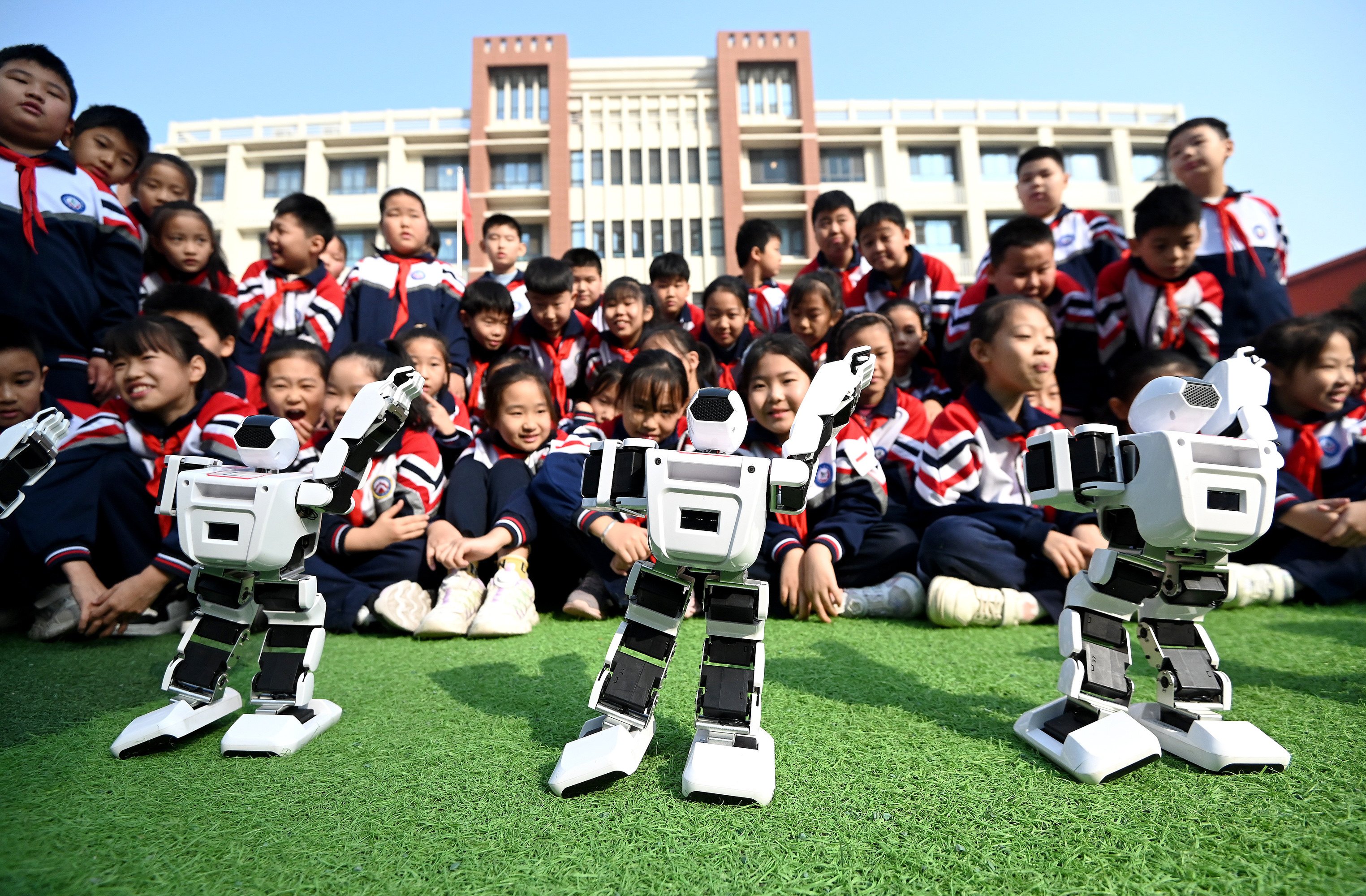 Primary school students watch a dancing robot performance in Handan, China, on October 29, 2024. Photo: NurPhoto via Getty Images