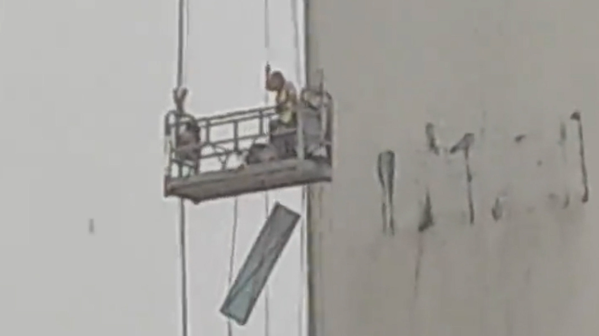 Construction workers trapped mid-air as rainstorm hits China