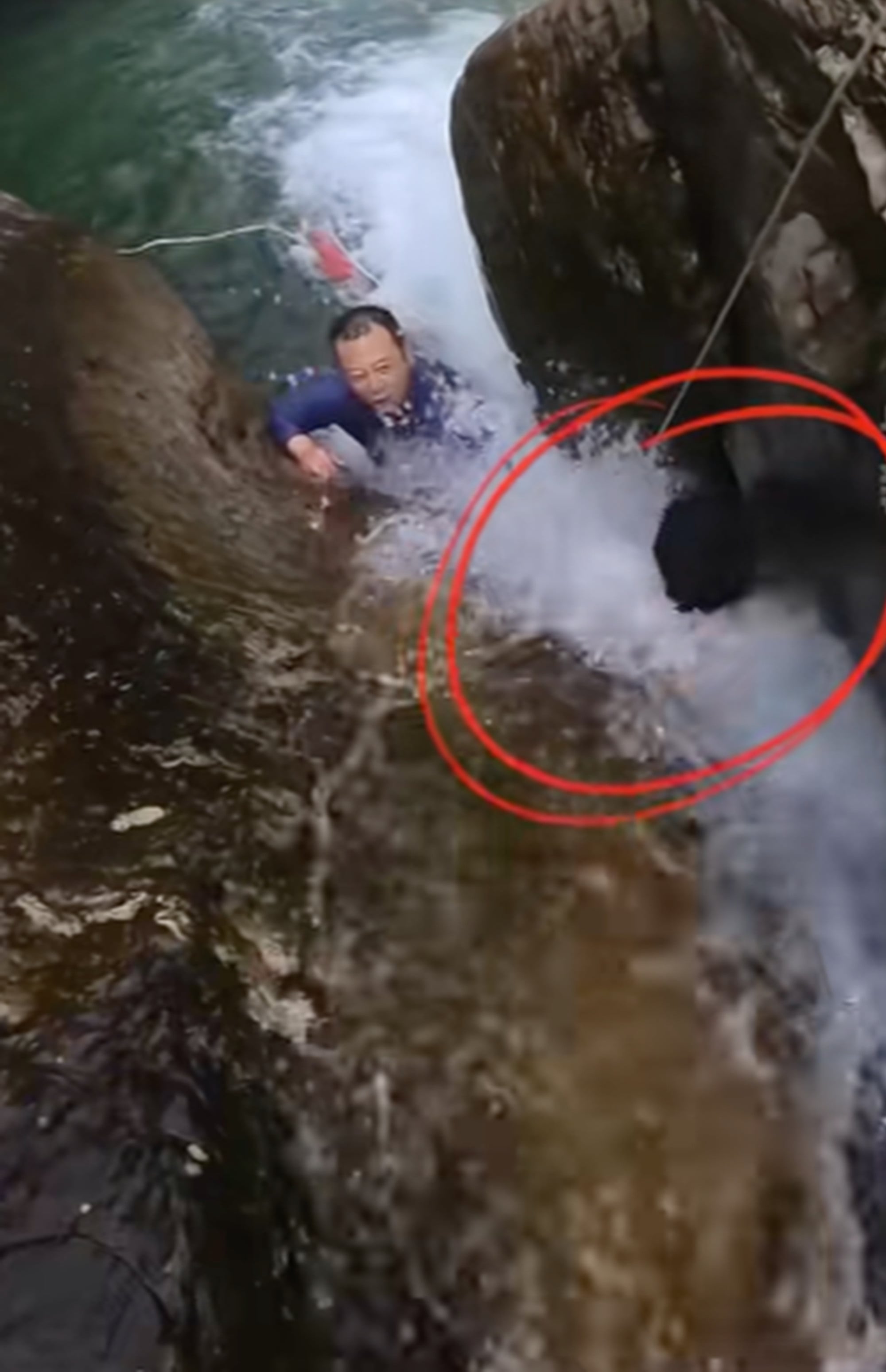 Stuck Between Two Rocks ‘Human barrier’: Chinese men rescue boy trapped between huge rocks in a ...