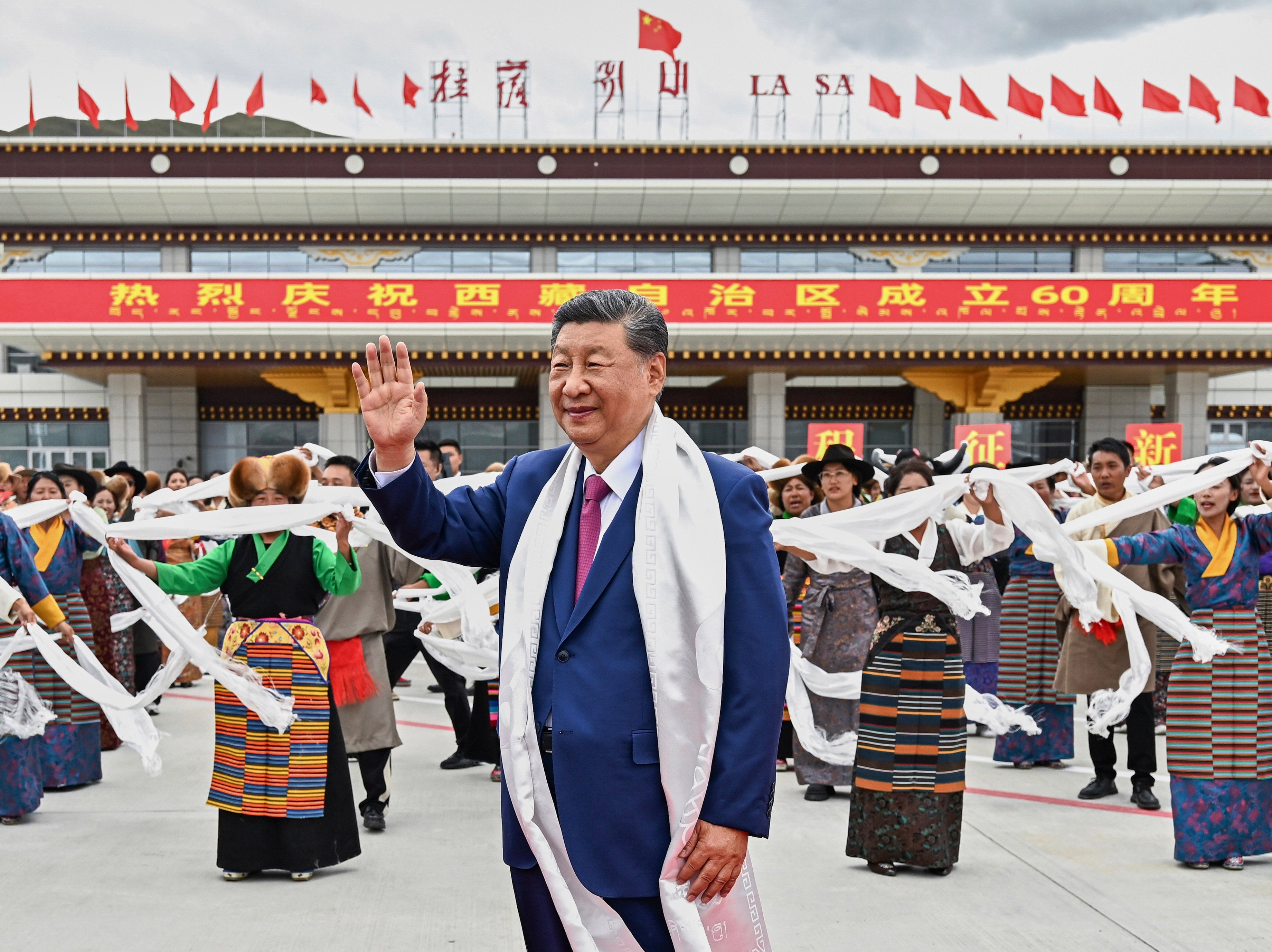President Xi Jinping waves as he arrives at Lhasa in western China’s Tibet autonomous region on August 20. Photo: AP