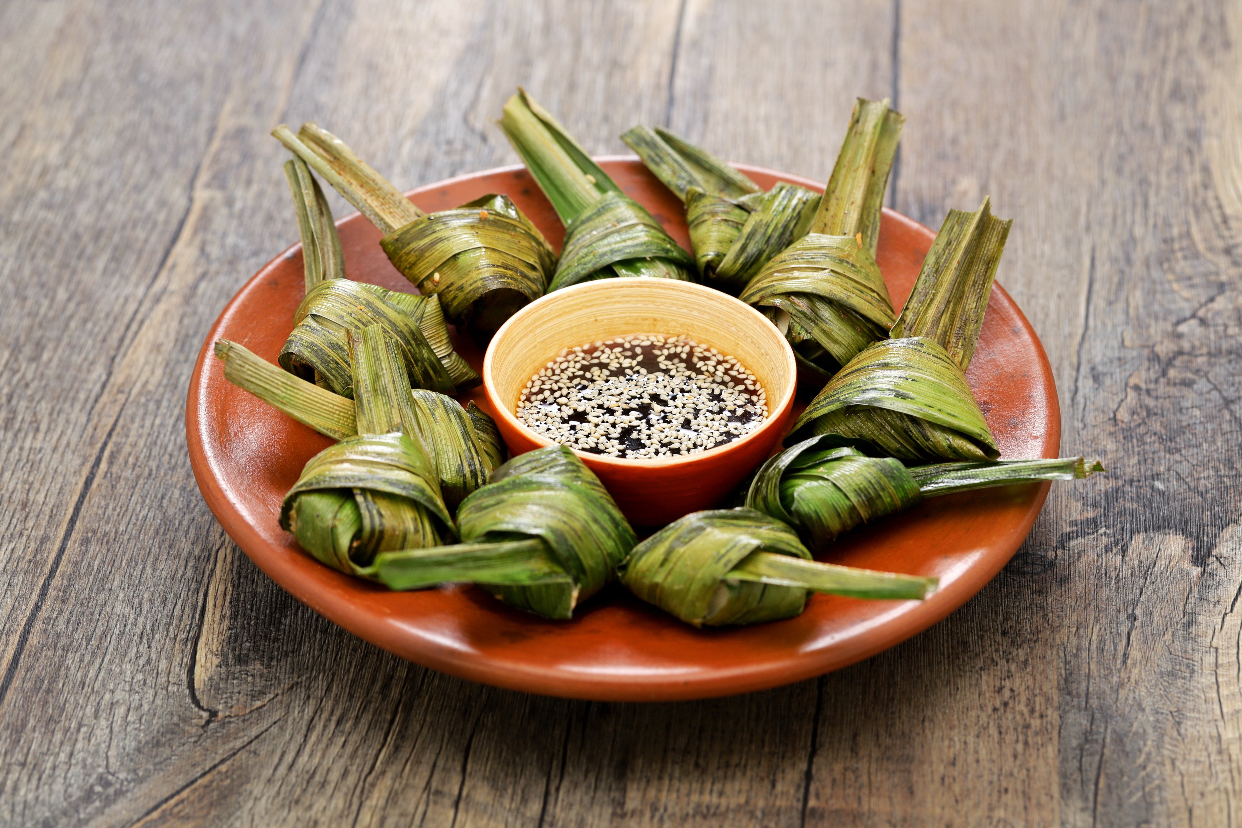 Thai pandan chicken is a dish that wraps pieces of chicken in pandan leaves. Photo: Shutterstock