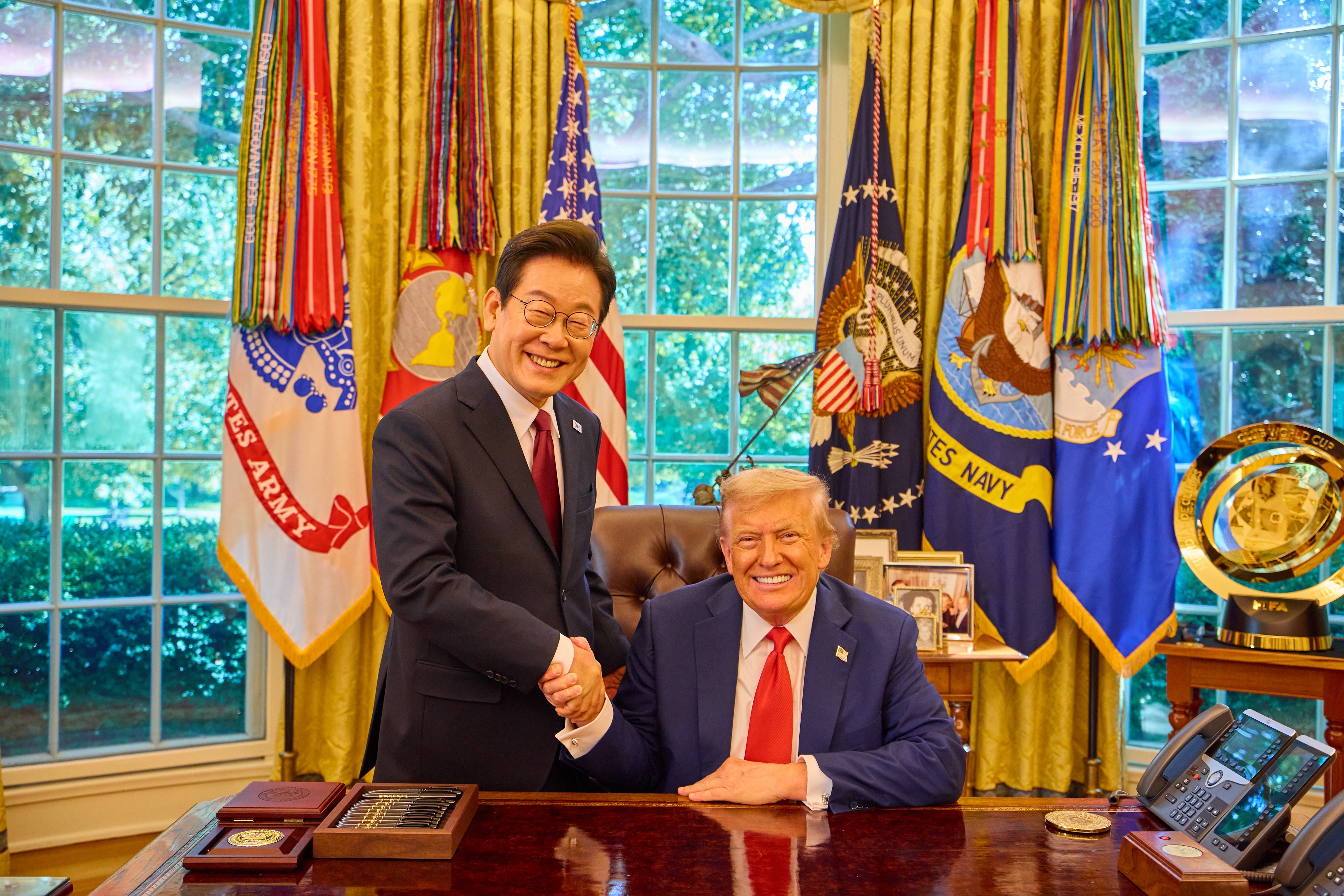 South Korean President Lee Jae-myung  shakes hands with US President Donald Trump in the Oval Office of the White House in Washington on August 25. Photo: EPA / Yonhap