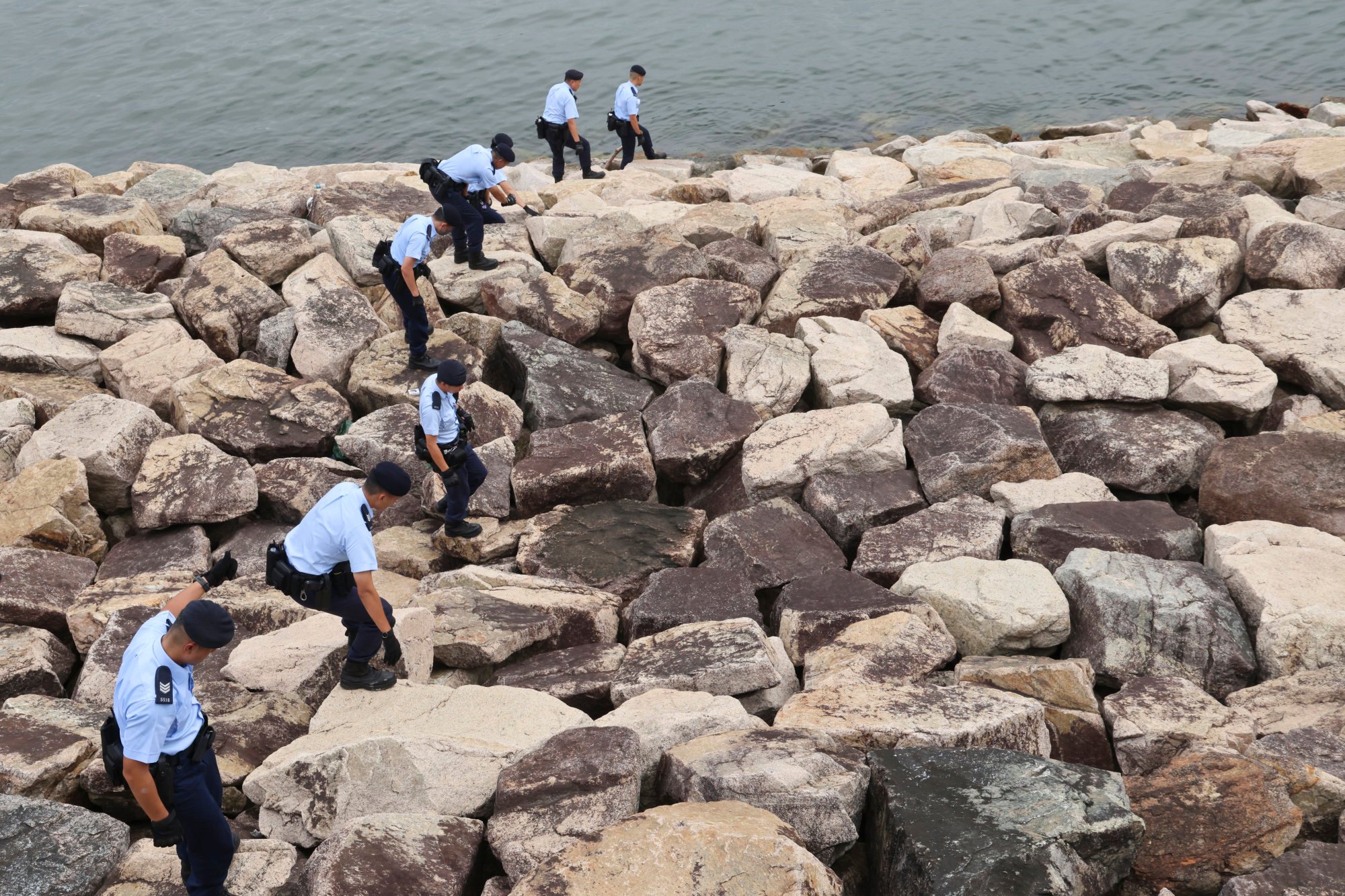 Police officers conduct a search near the sea off Bayview Garden in Tsuen Wan. Photo: Jelly Tse