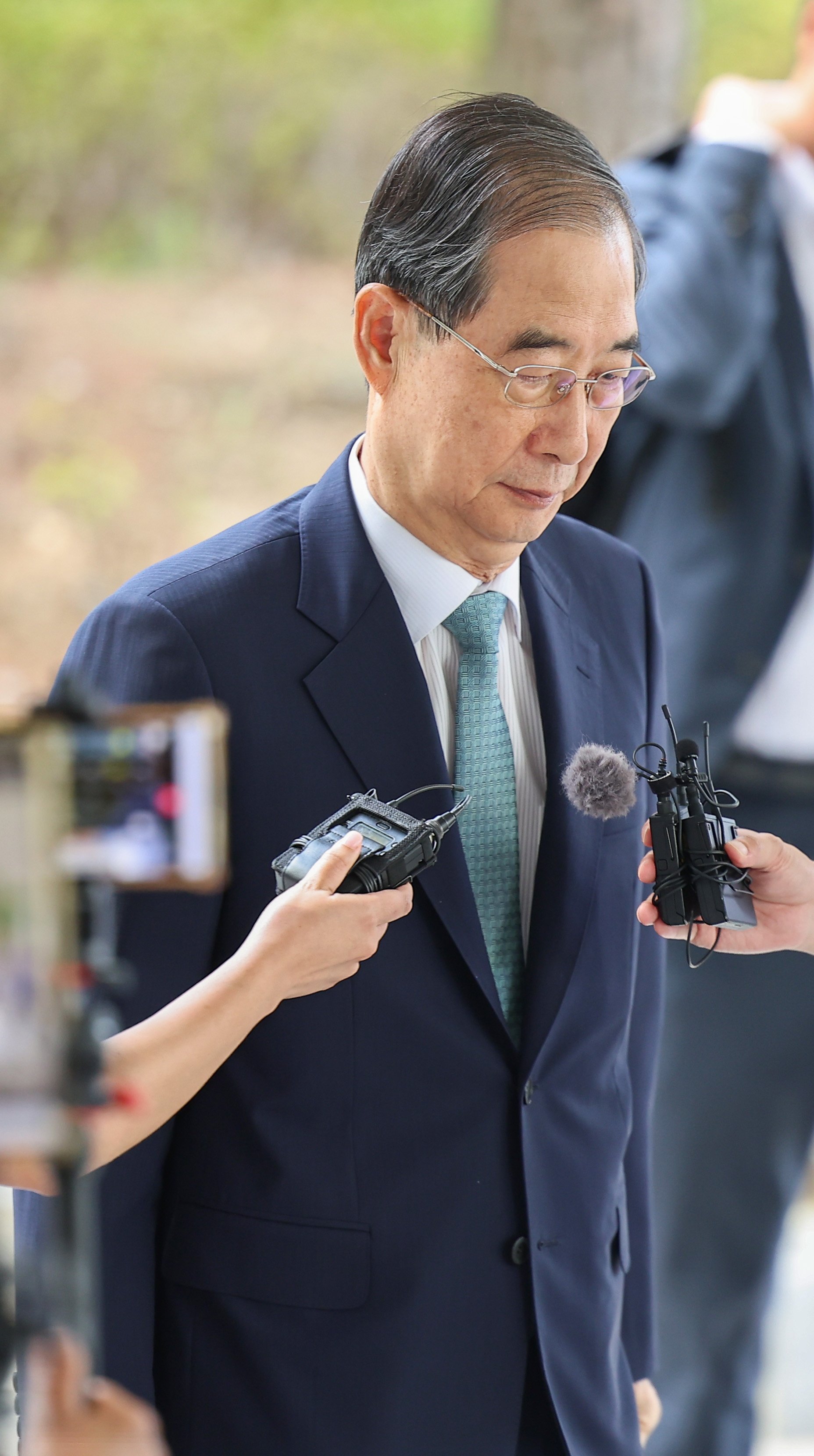 South Korea’s former prime minister Han Duck-soo appears at the Seoul High Prosecutors Office for questioning on Friday.  Photo: Yonhap/EPA