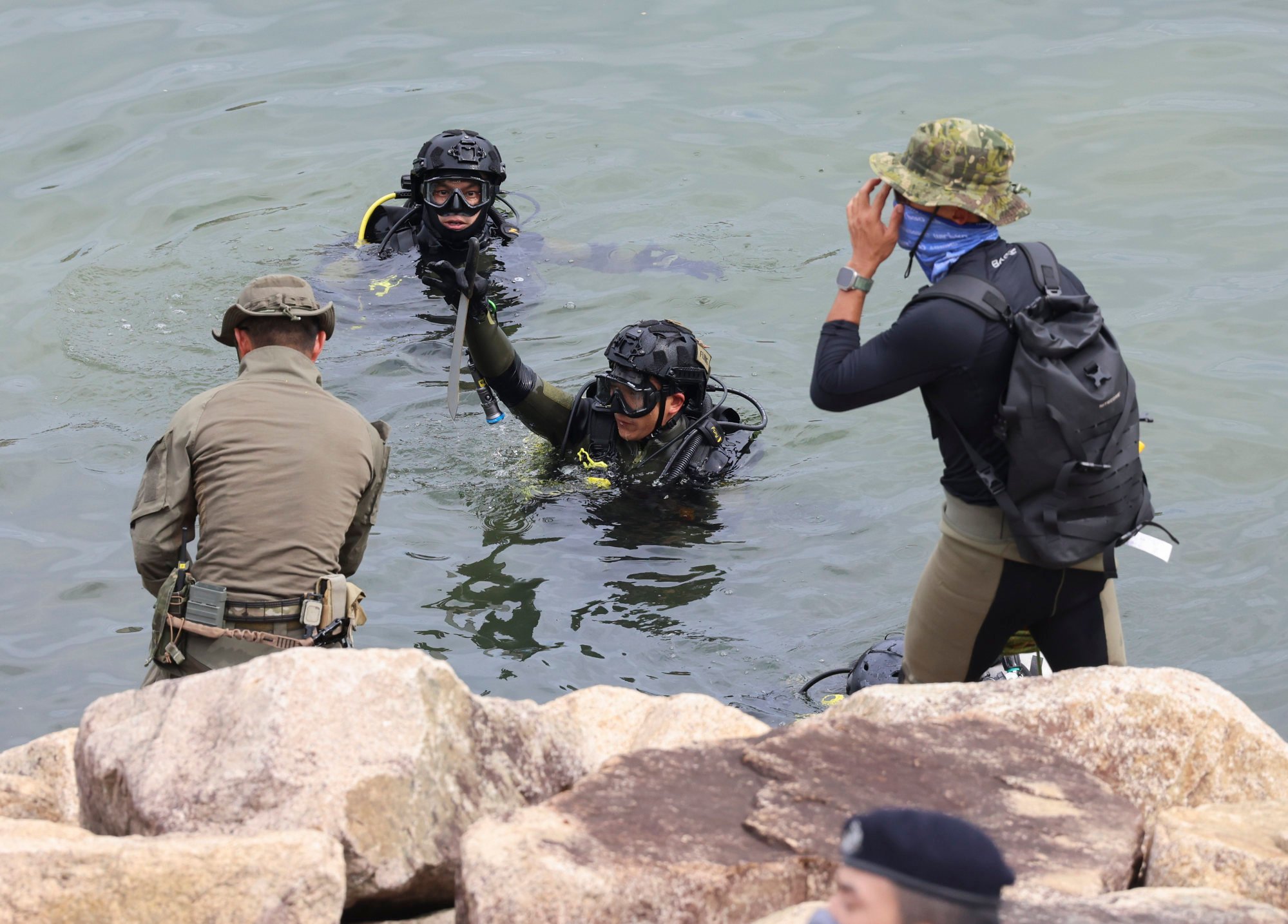 Police recover knives from the sea off Bayview Garden in Tsuen Wan. Photo: Jelly Tse