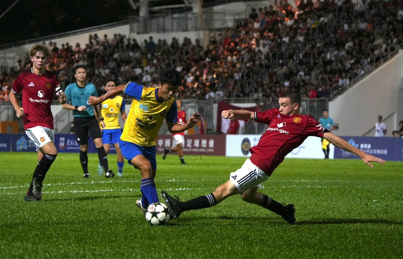 Vito Wong (middle) carries the fight to the Manchester United under-16s in a match for a Hong Kong Premier Youth League Select team. Photo: Handout