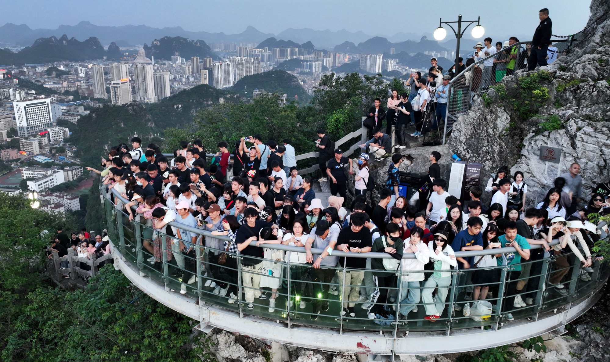 Many popular tourist destinations are implementing time restrictions to manage the growing number of visitors at these iconic sites. Photo: Li Hanchi/Xinhua