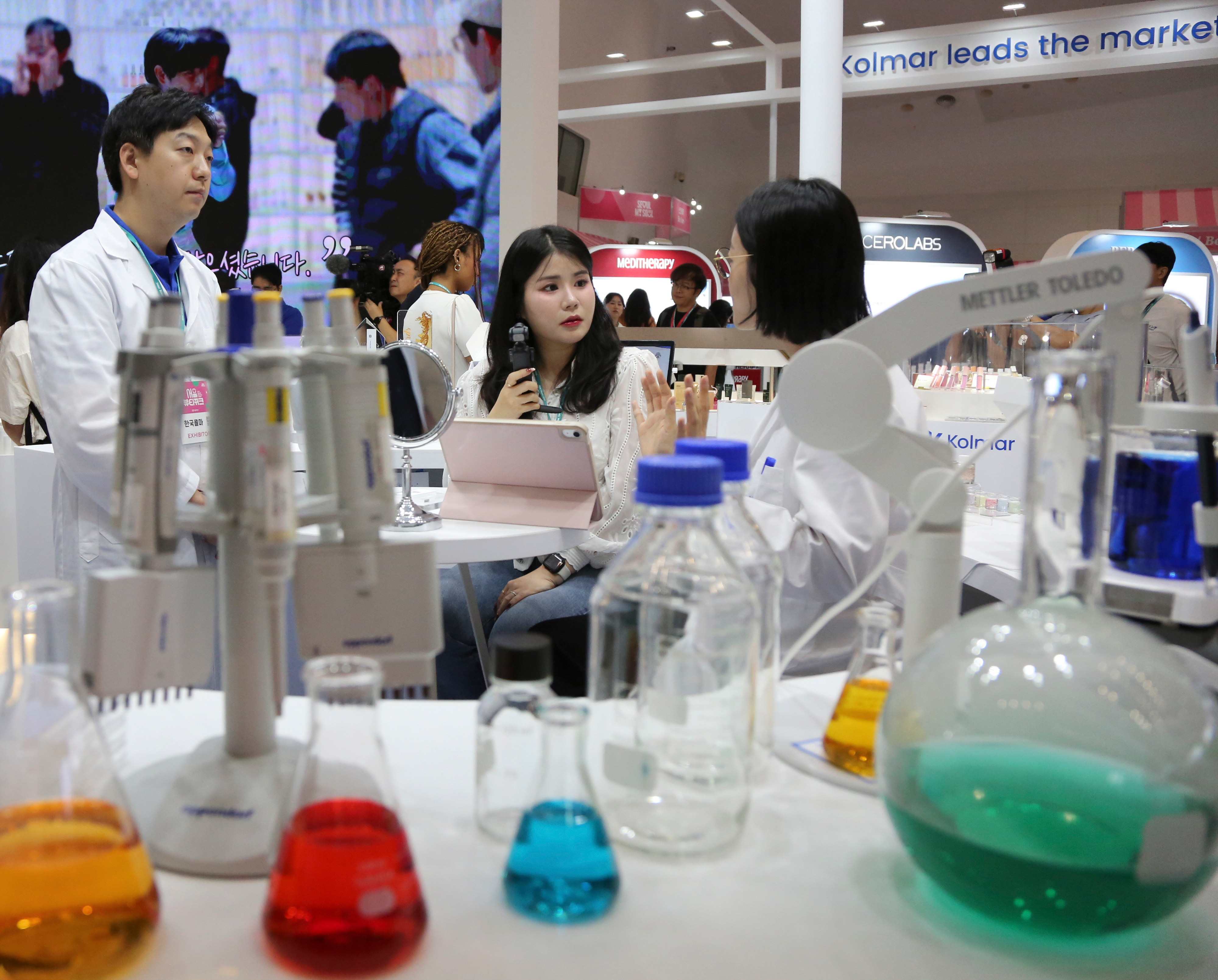 People learn about beauty products at the Seoul Beauty Week event in Seoul, South Korea, on Thursday. Photo: Xinhua