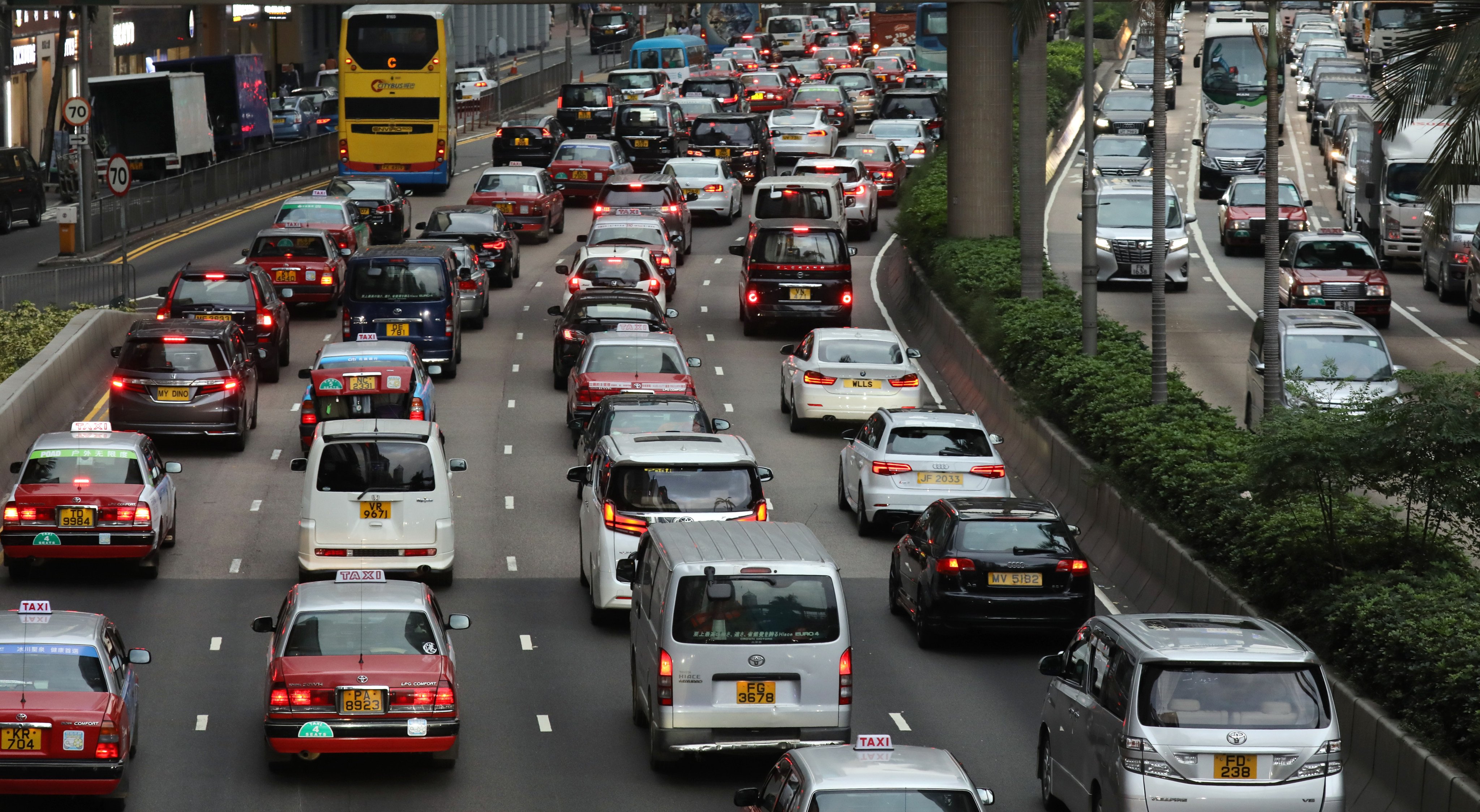A source has said the lower threshold seeks to make it easier for part-time drivers to join the industry. Photo: Dickson Lee