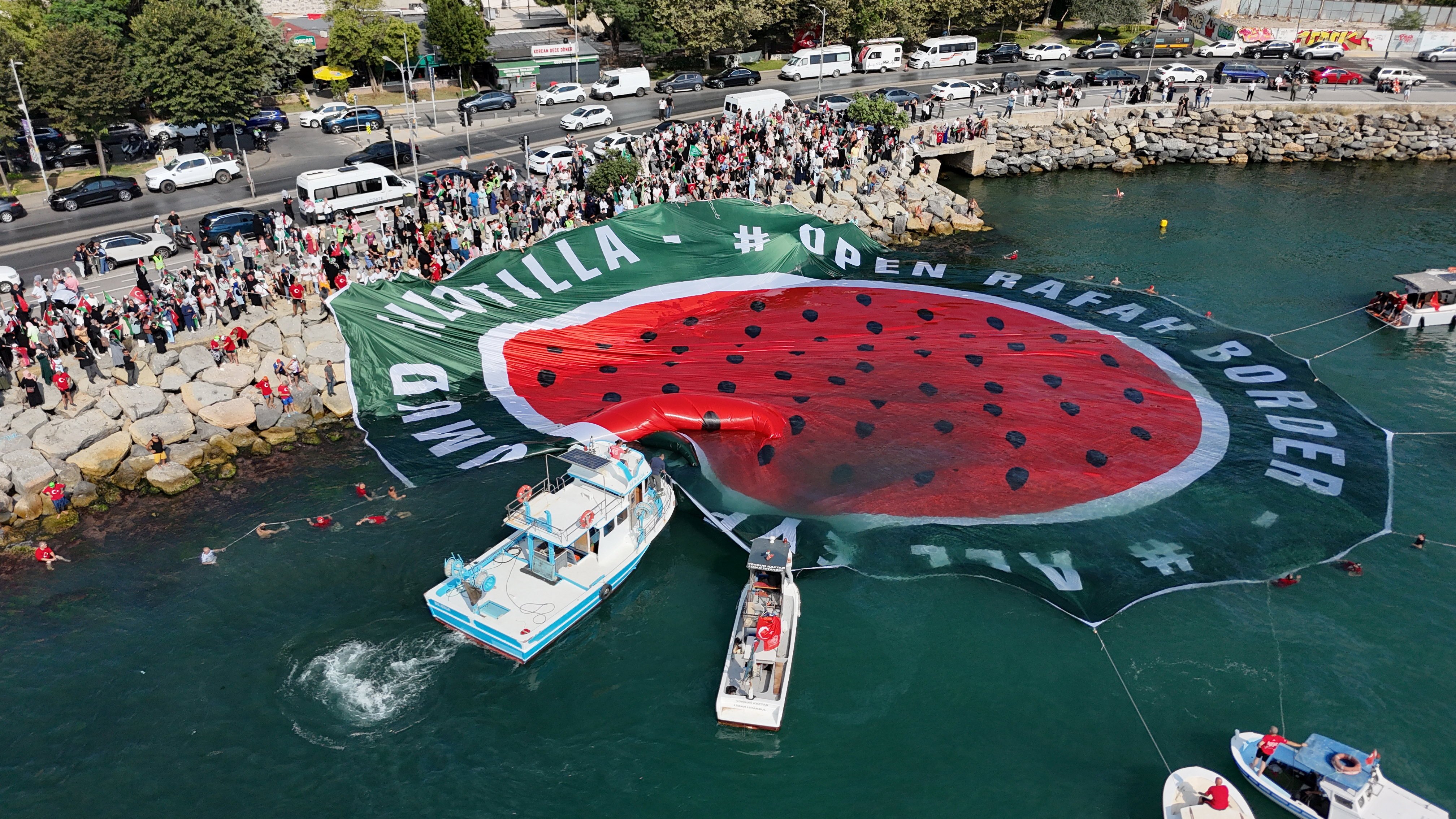 Pro-Palestinian demonstrators on boats unfurl a banner on the water in Istanbul, Turkey, on August 23. Photo: Reuters