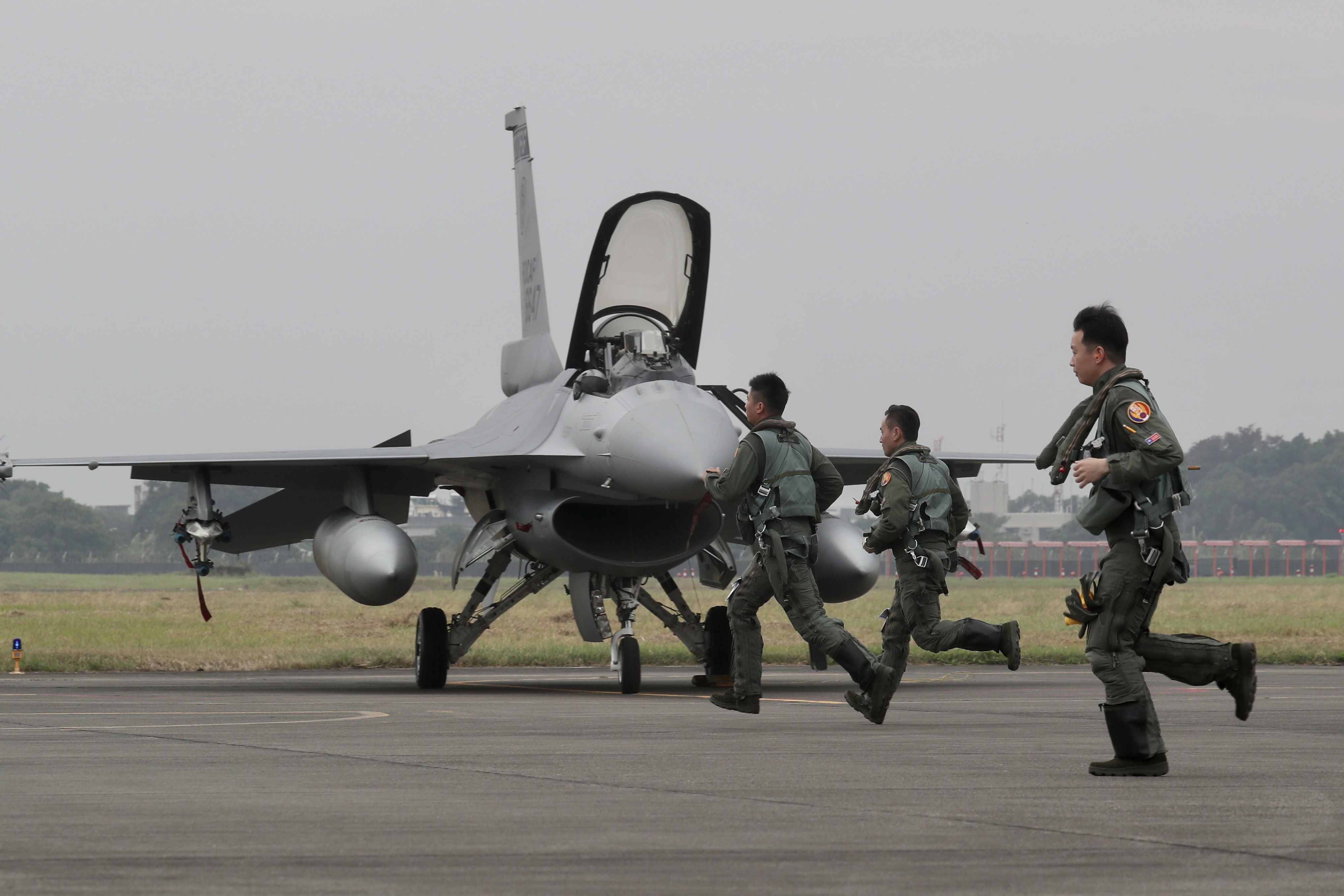 Taiwan Air Force pilots run towards a F-16V fighter jet during a military drill in 2022. Taiwan has an extensive inventory of US weapons but has lately been hit with supply delays. Photo: EPA-EFE