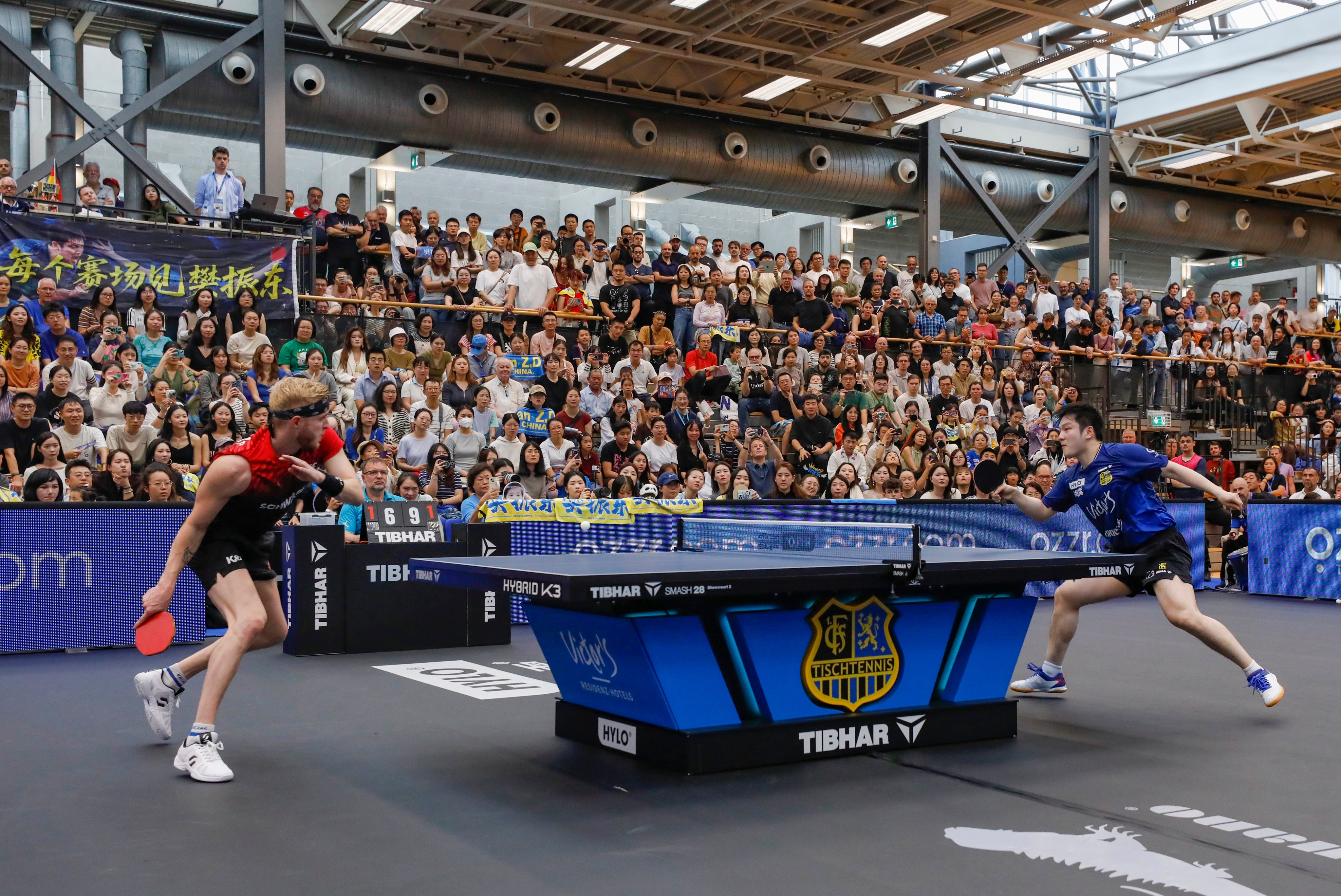 Fan Zhendong (right) of 1. FC Saarbruecken faced TTC Schwalbe Bergneustadt’s Romain Ruiz in the first match on Sunday. Photo: Xinhua