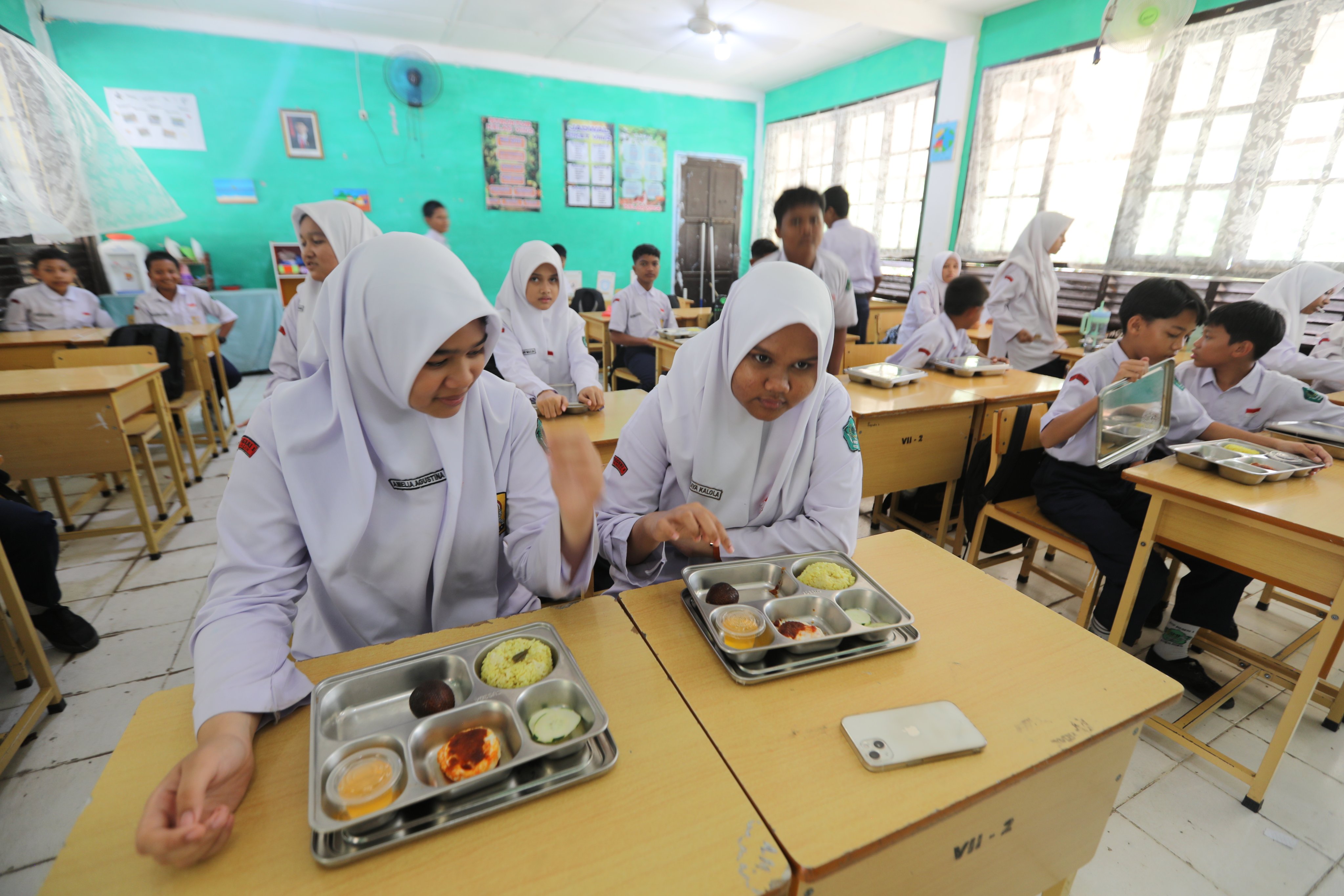 Indonesian students consume their free meals at a school in Banda Aceh, Indonesia in August. Photo: EPA