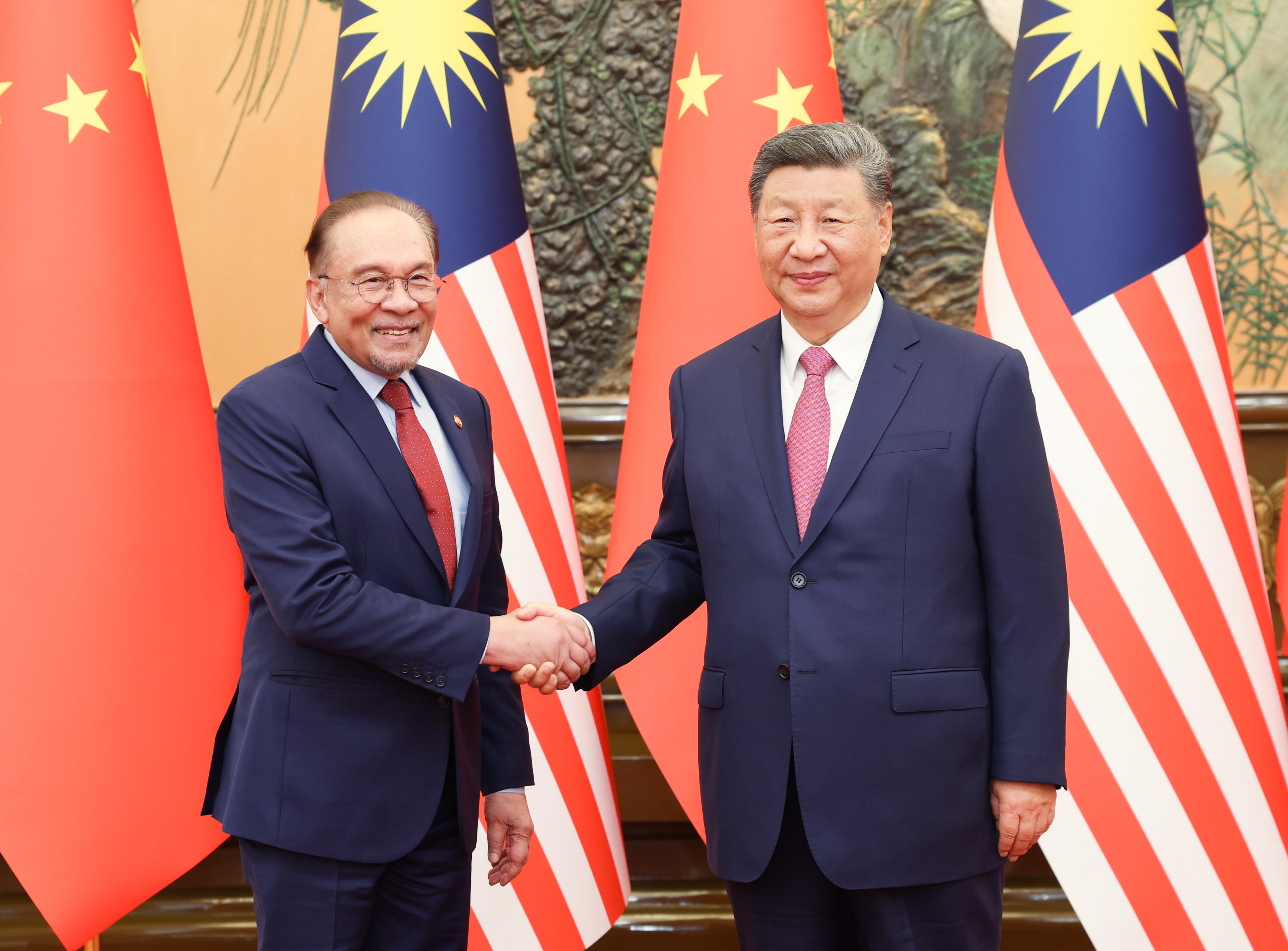 Chinese President Xi Jinping (right) shakes hands with Malaysian Prime Minister Anwar Ibrahim at the Great Hall of the People in Beijing, China on Tuesday. Photo: Xinhua