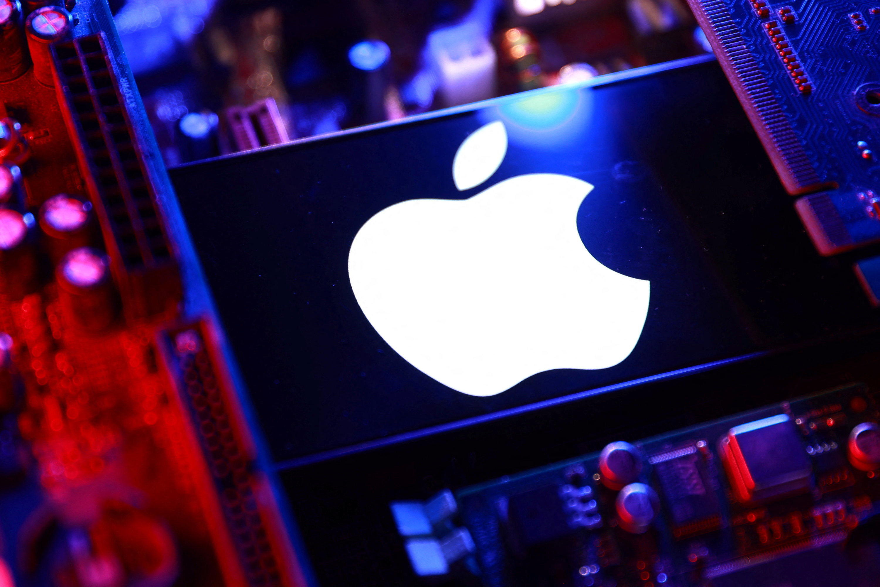 The Apple logo and a computer motherboard appear in this illustration taken August 25, 2025. Photo: Reuters