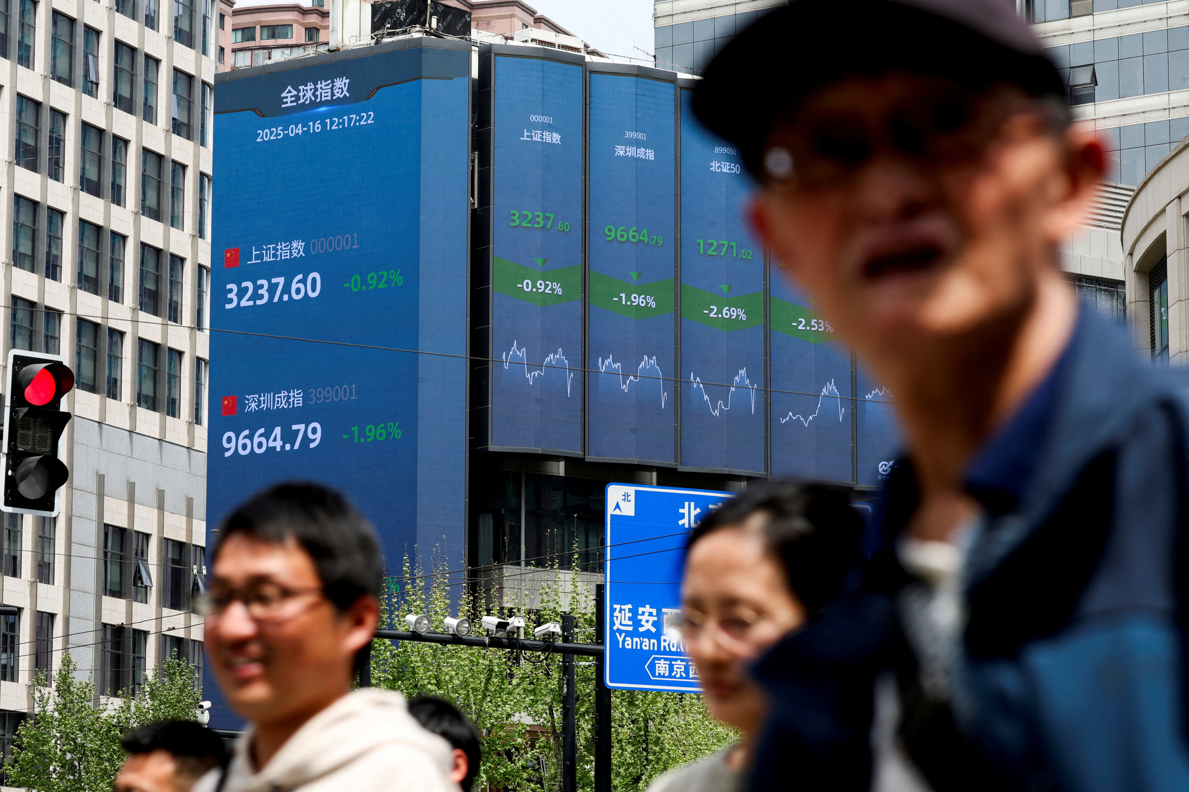 An electronic board shows the Shanghai and Shenzhen stock indexes. Photo: Reuters