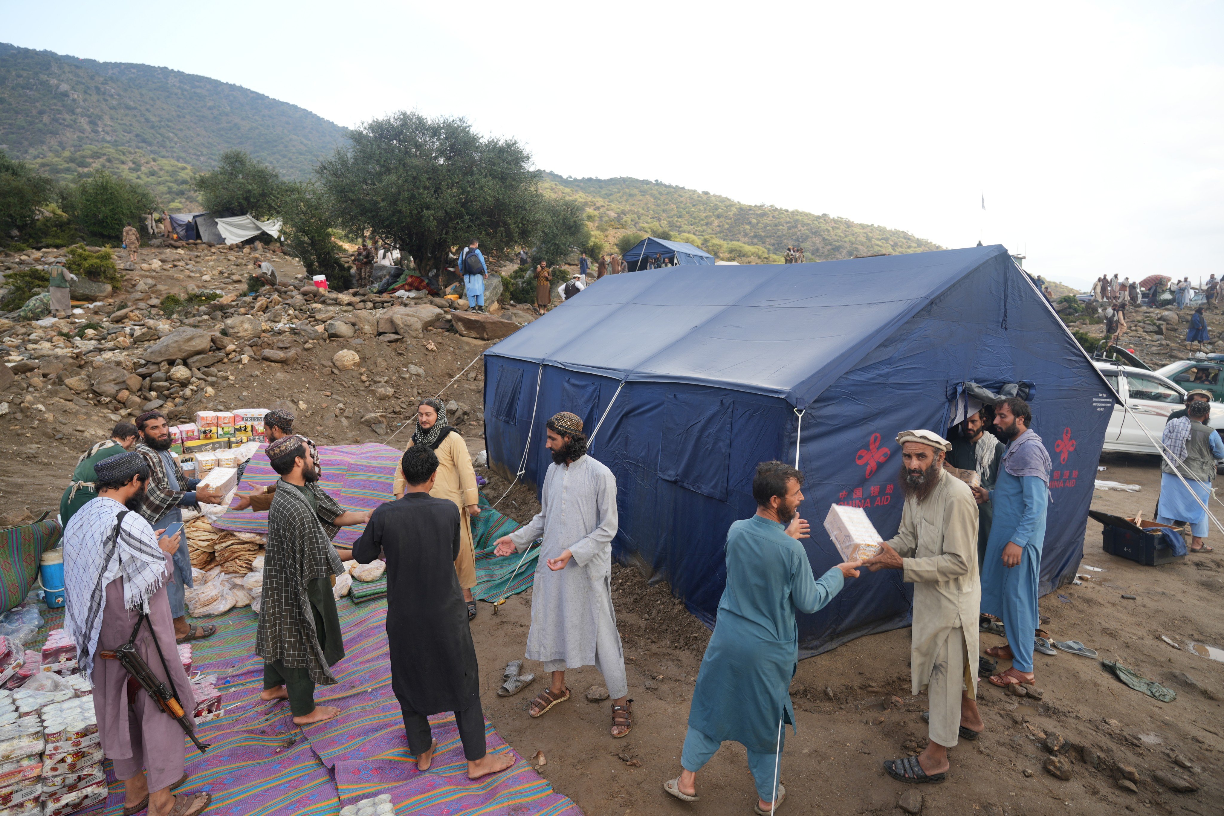 Afghans transfer earthquake relief supplies in Suki district of Kunar province on Wednesday. Photo: Xinhua