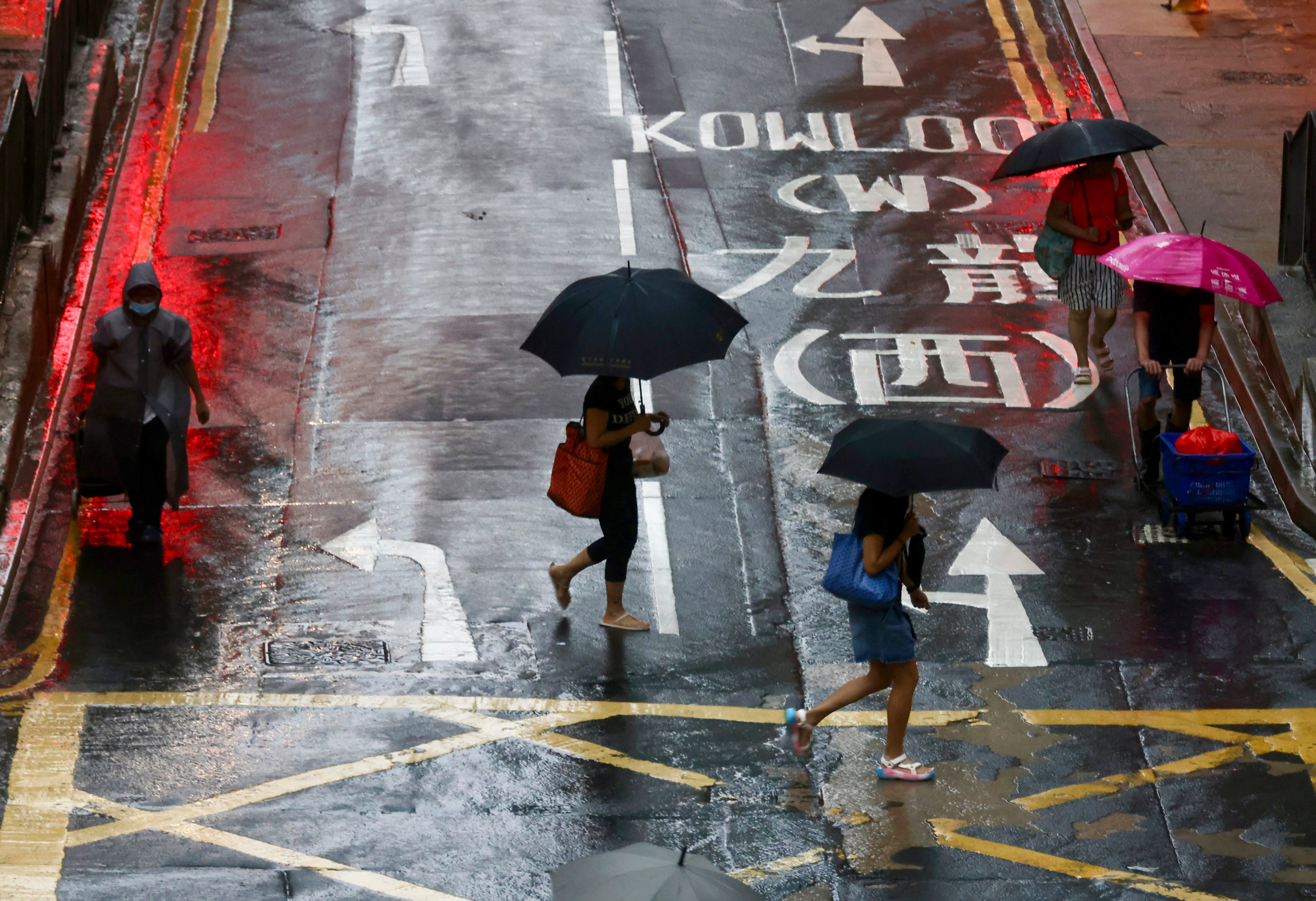 Pedestrians brave the rain in Sai Ying Pun. Photo: Jonathan Wong