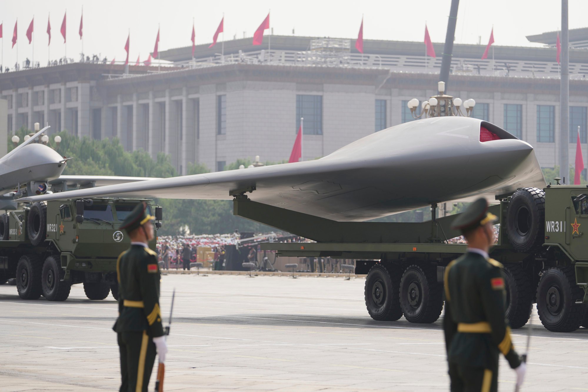 Le véhicule d'aviation de combat sans pilote GJ-11 sans pilote évolue dans la capitale chinoise. Photo: ap Le véhicule d'aviation de combat sans pilote GJ-11 sans pilote évolue dans la capitale chinoise. Photo: ap