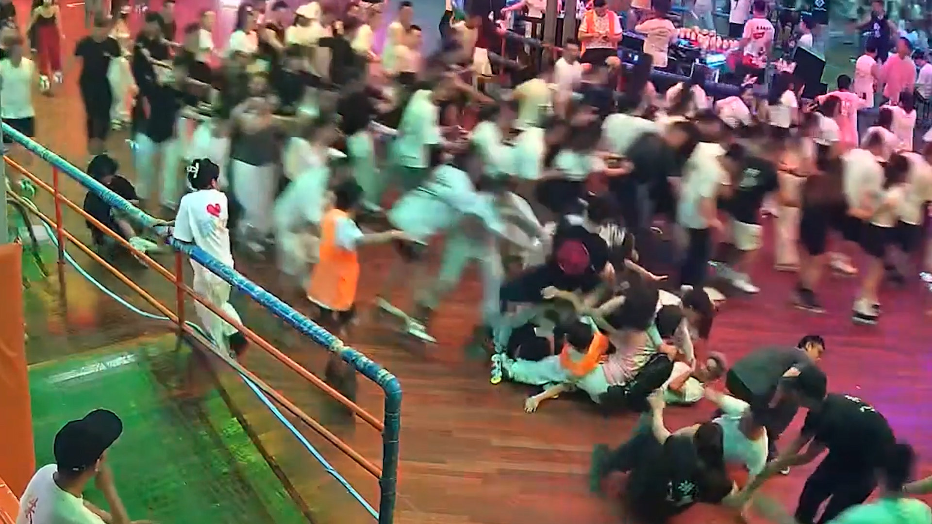 Fall triggers massive pile-up of roller-skaters in China