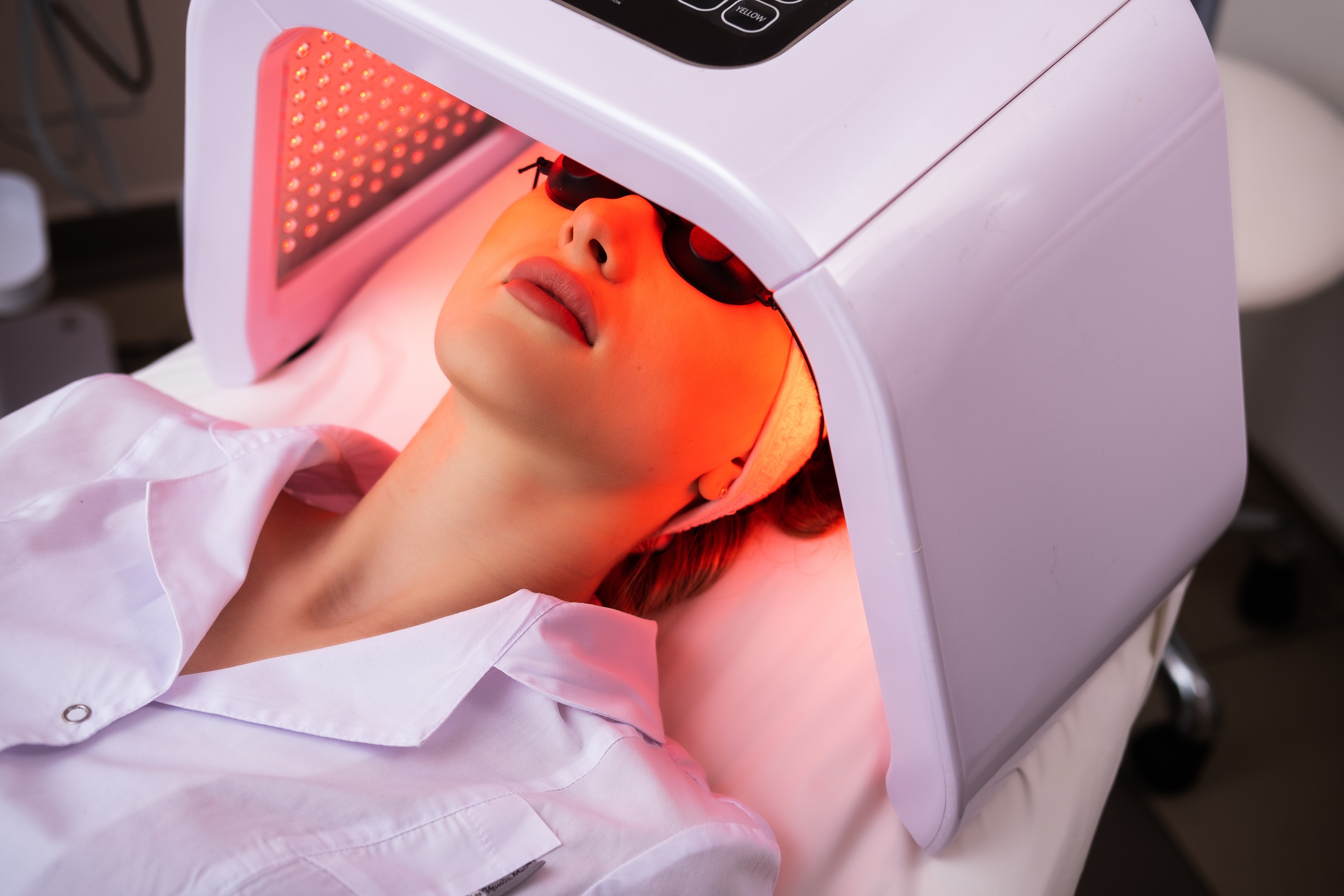A woman undergoes a red light therapy facial treatment. An expert explains how the therapy, which uses LED lights, is used to treat everything from sports injuries to Parkinson’s disease, and how to do home treatments safely. Photo: Shutterstock