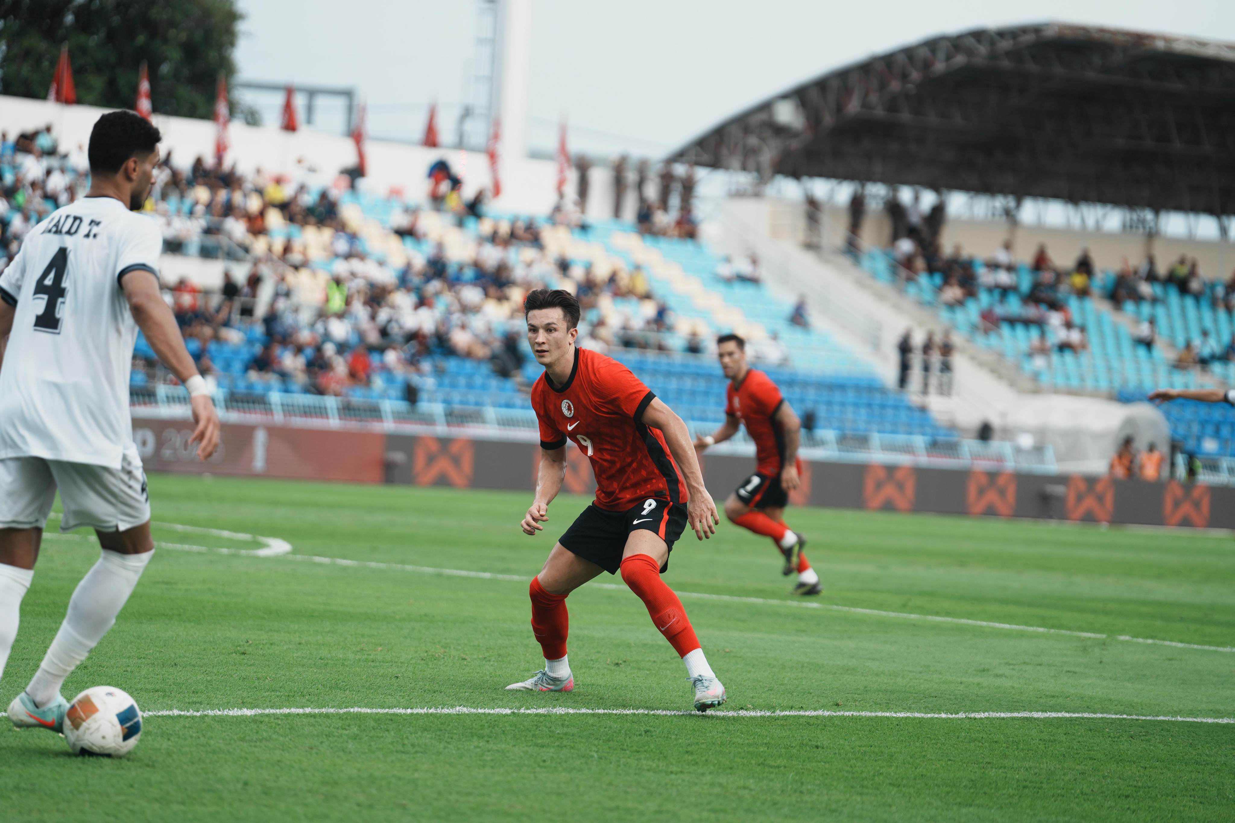 Hong Kong striker Matt Orr (right) looks to close down Iraq’s Zaid Tahseen during their side’s King’s Cup semi-final at Kanchanaburi Stadium. Photo: HKFA