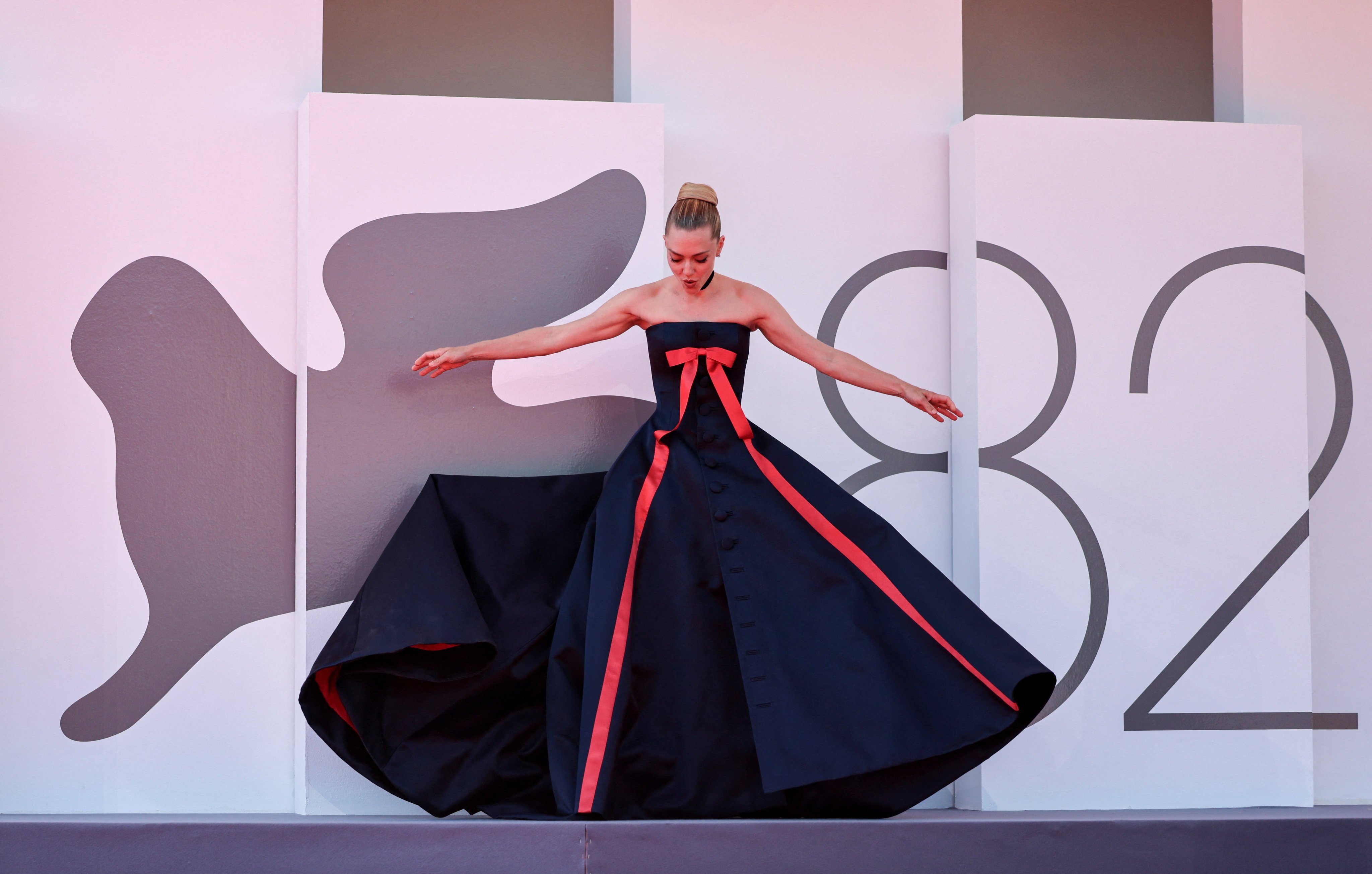 Amanda Seyfried stuns in a Prada gown with a bow, and Tiffany & Co. jewellery. Photo: Reuters