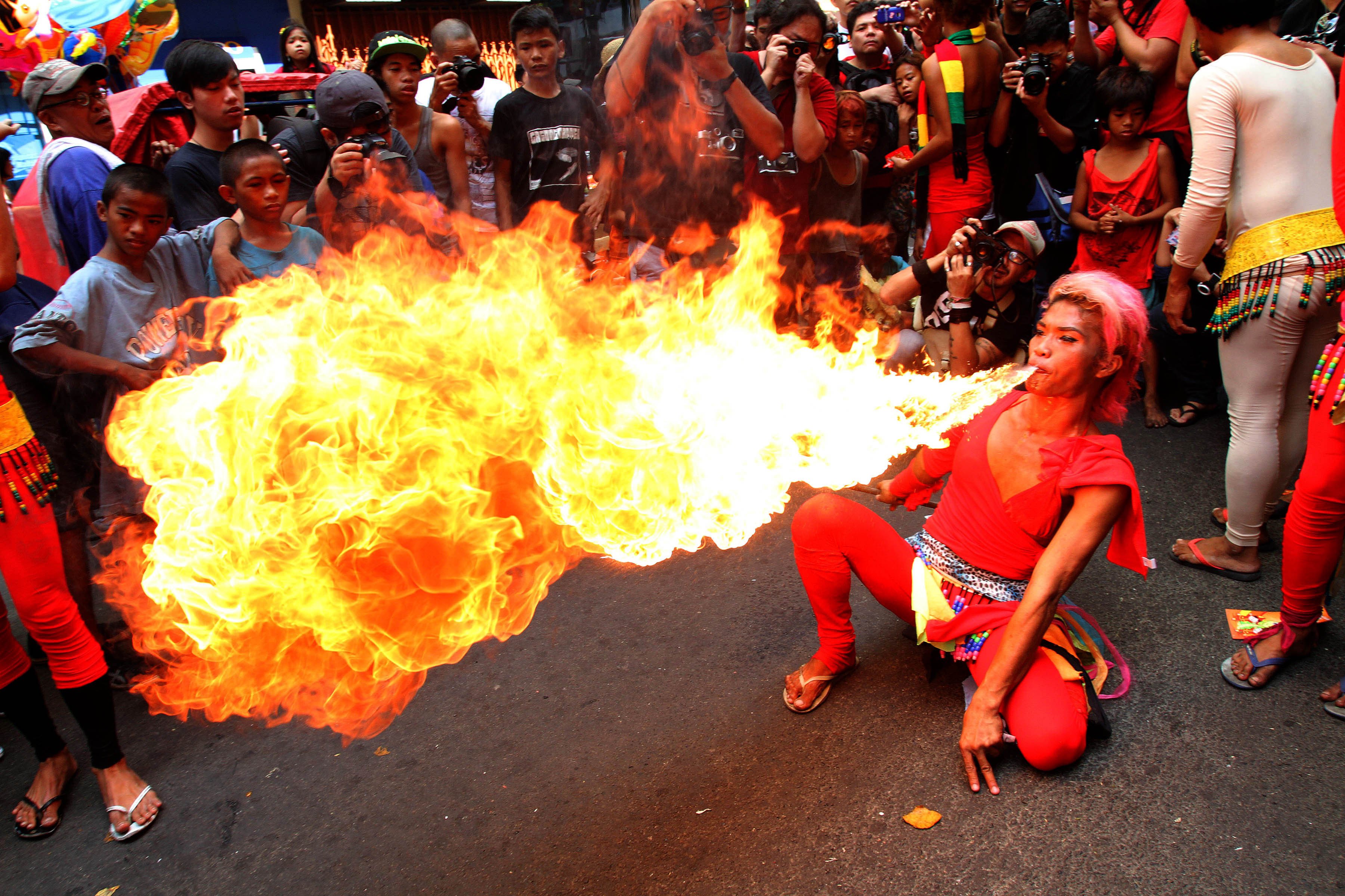 A fire breather performs on the streets of Binondo for Lunar New Year in 2013. Photo: Xinhua