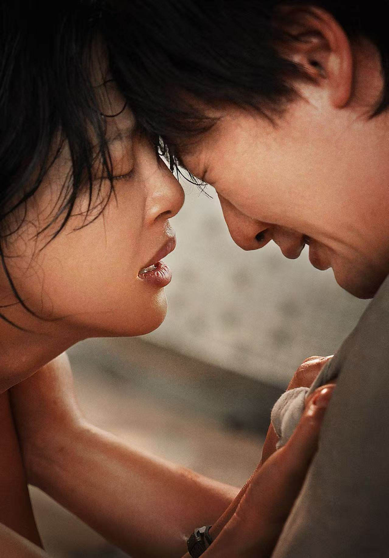 Xin Zhilei (left) and Zhang Songwen in a still from The Sun Rises on Us All, directed by Cai Shangjun.