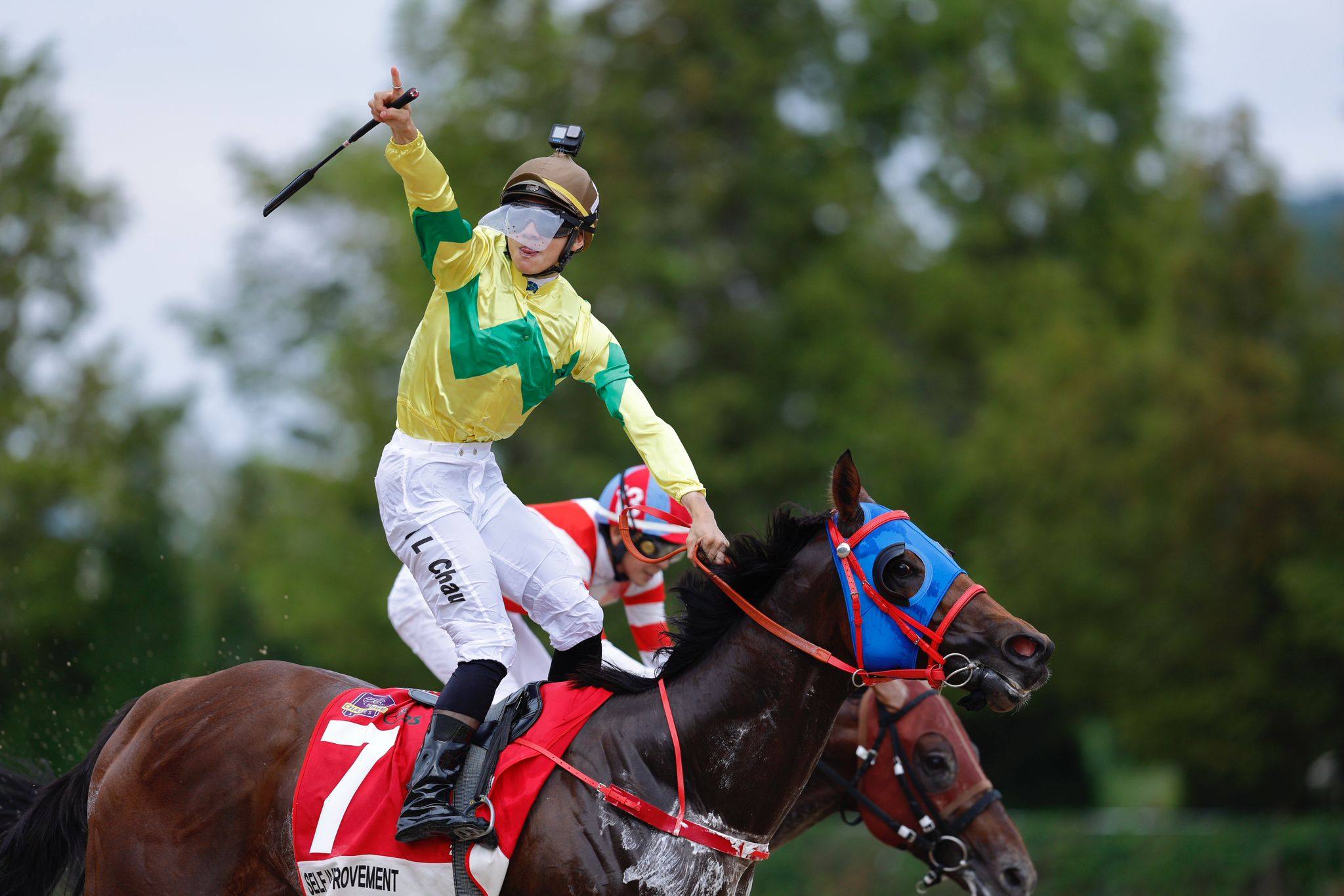 Jerry Chau salutes after Self Improvement’s victory in the Group Three Korea Sprint (1,200m). Photos: Kenneth Chan