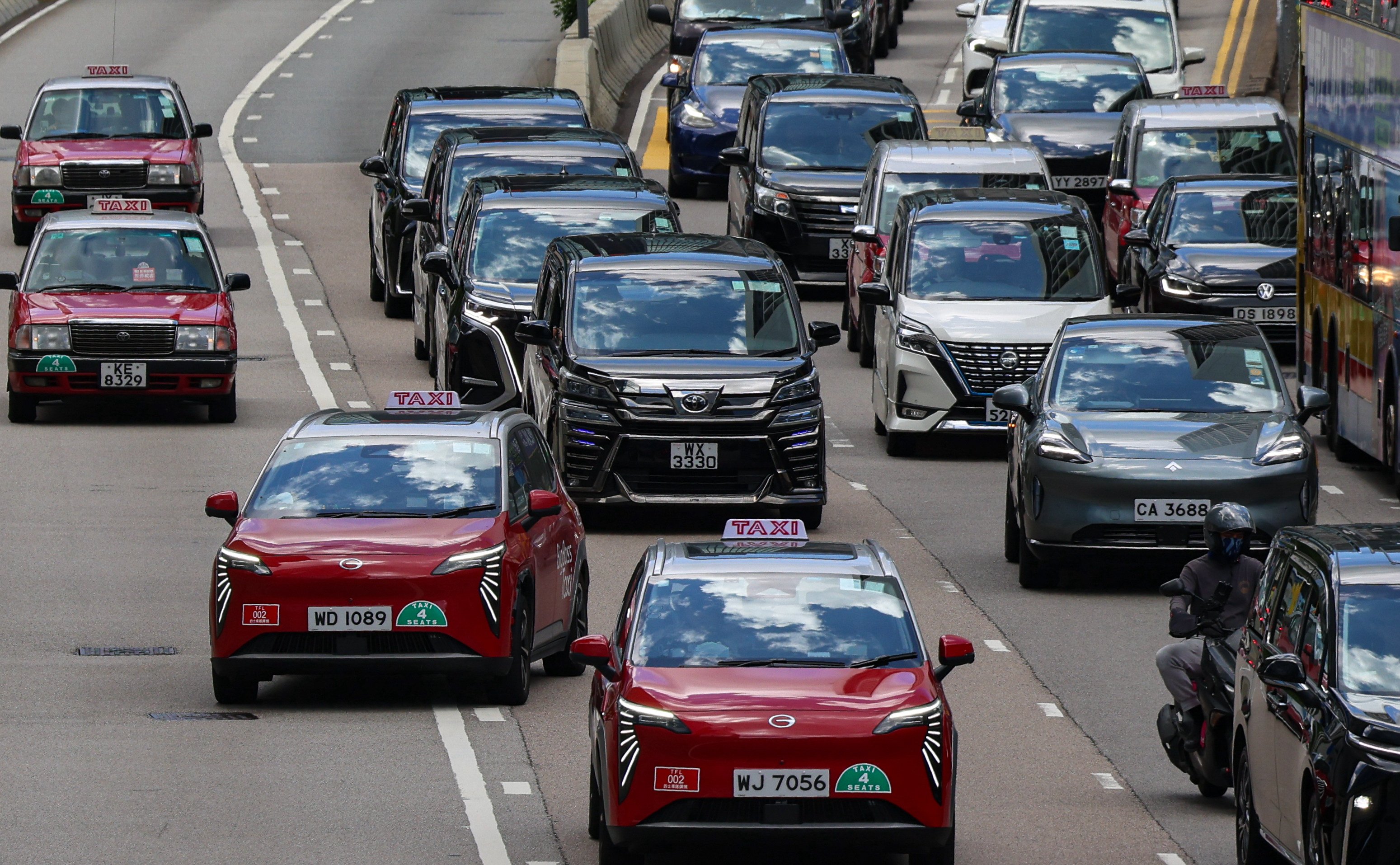 The government may set a floor price for ride-hailing services to prevent cutthroat and reductive competition that harms the industry, the Post has learned. Photo: Jelly Tse