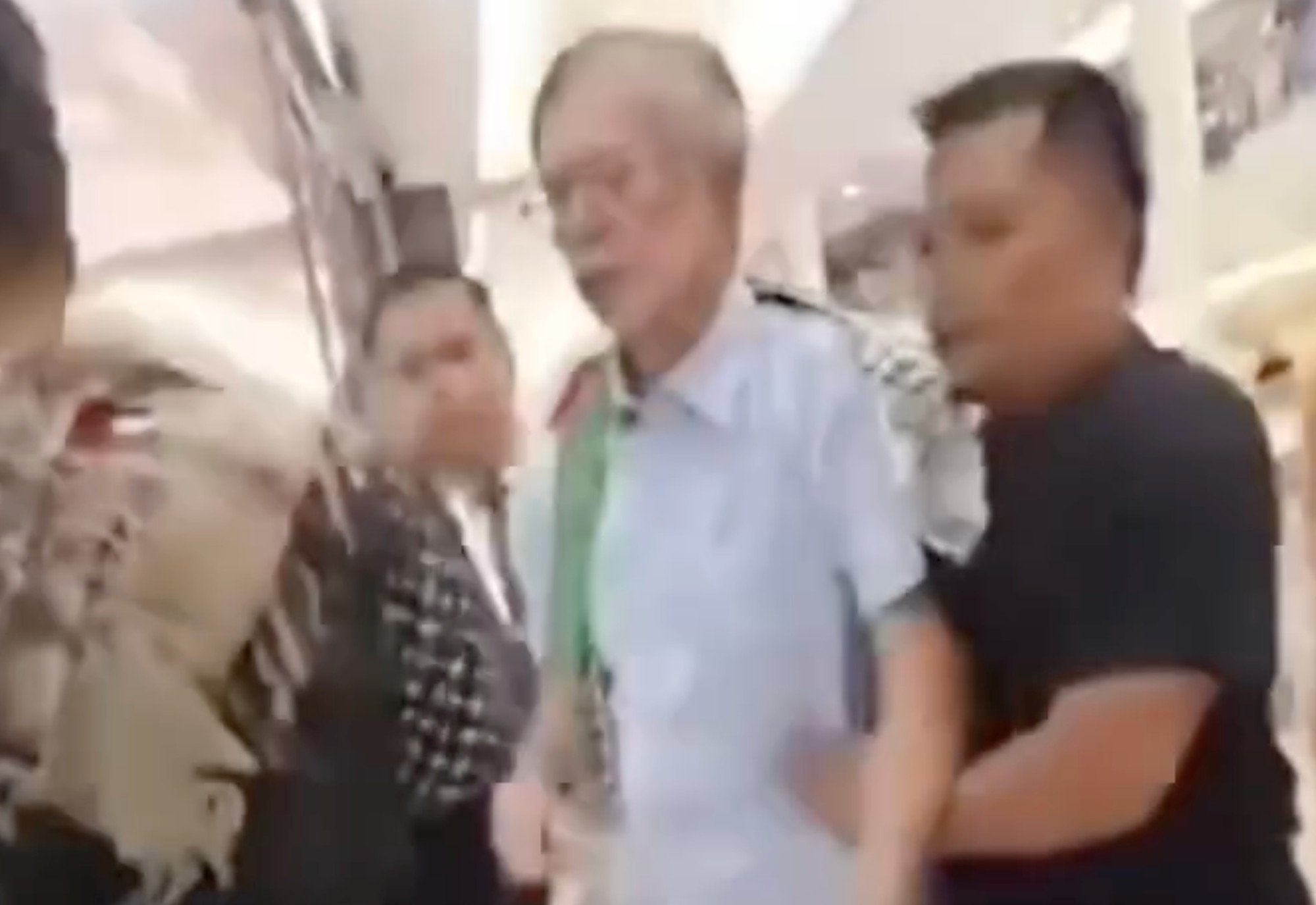 Former MP Chua Tian Chang (centre) is grabbed by Sinar KLCC security guards. Photo: Handout