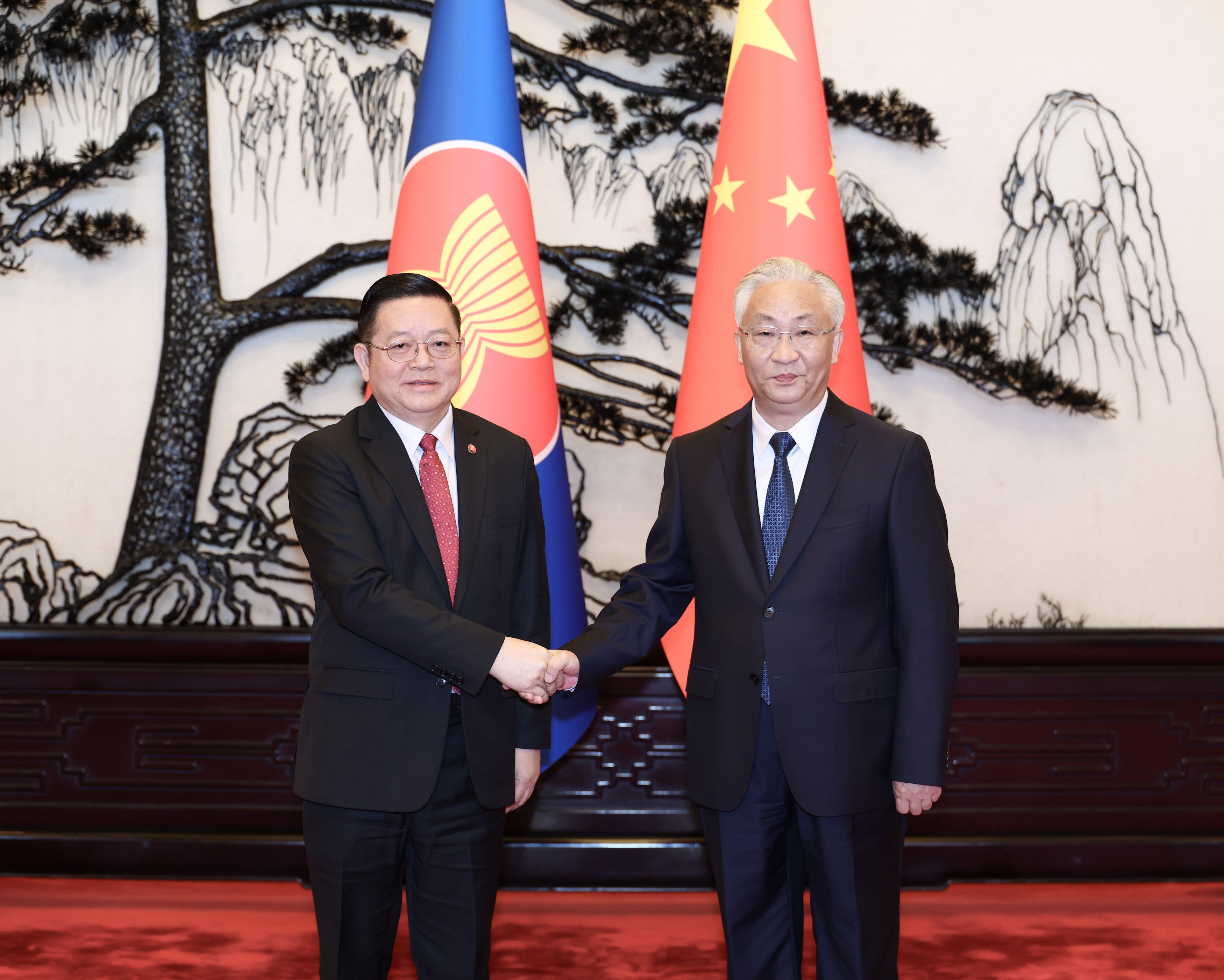 Chinese Vice-Premier Zhang Guoqing shakes hands with Kao Kim Hourn, secretary general of the Association of Southeast Asian Nations, in Beijing on August 31. Photo: Xinhua