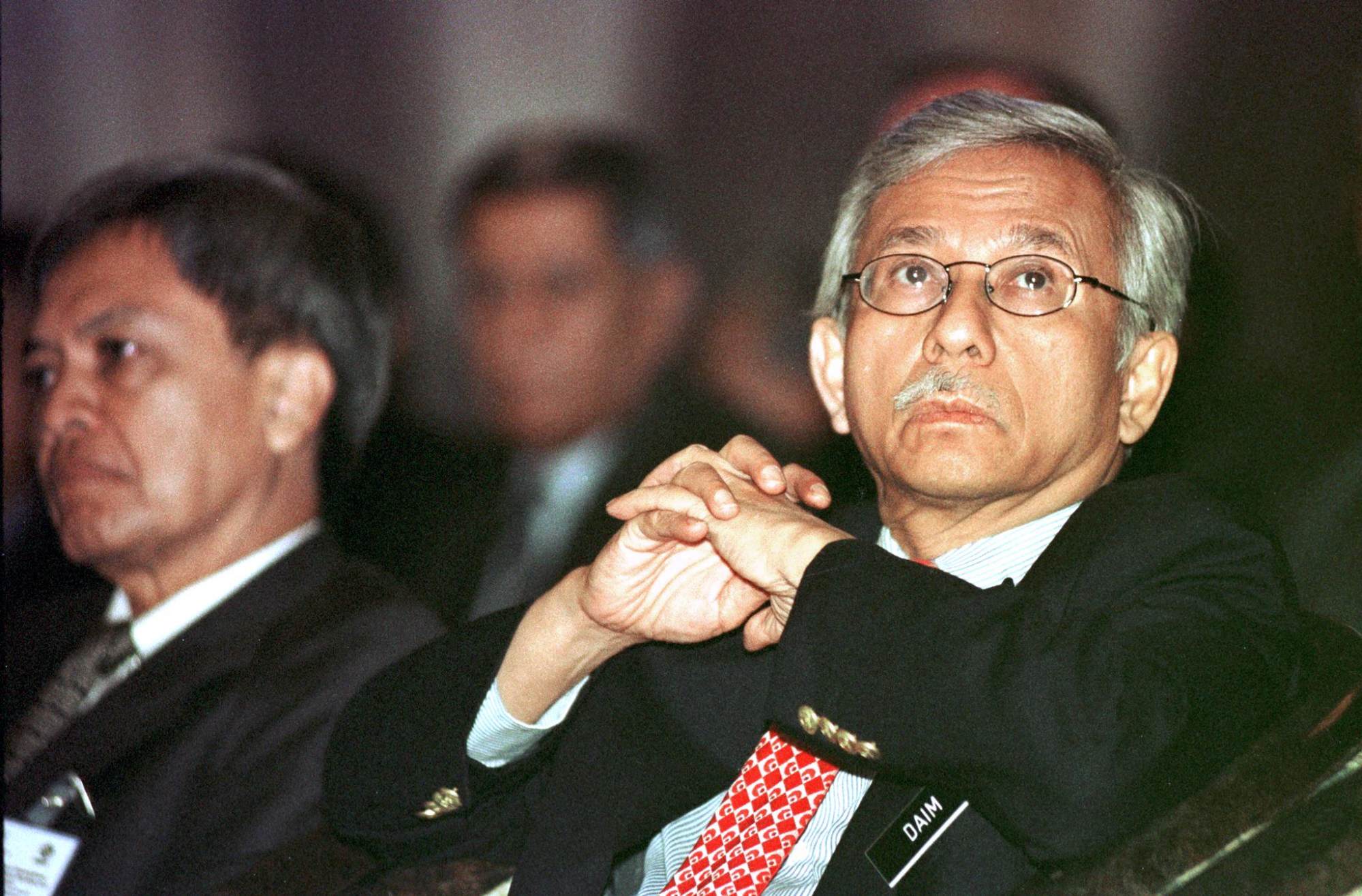 Then Malaysian finance minister Daim Zainuddin (right) attends an Islamic finance event in Kuala Lumpur in 2001. Daim was posthumously released from his charge of failing to declare his assets. Photo: AFP