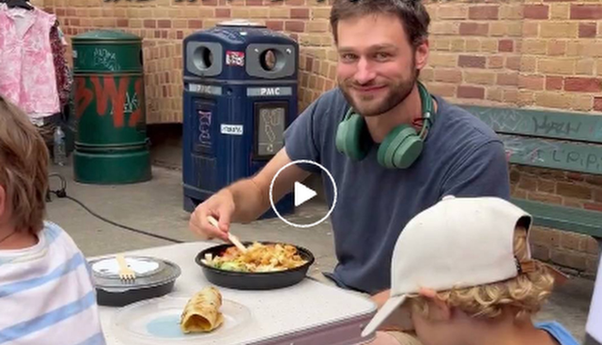 A satisfied-looking diner tucks into some of the couple’s delicious spicy noodles. Photo: QQ.com A satisfied-looking diner tucks into some of the couple’s delicious spicy noodles. Photo: QQ.com