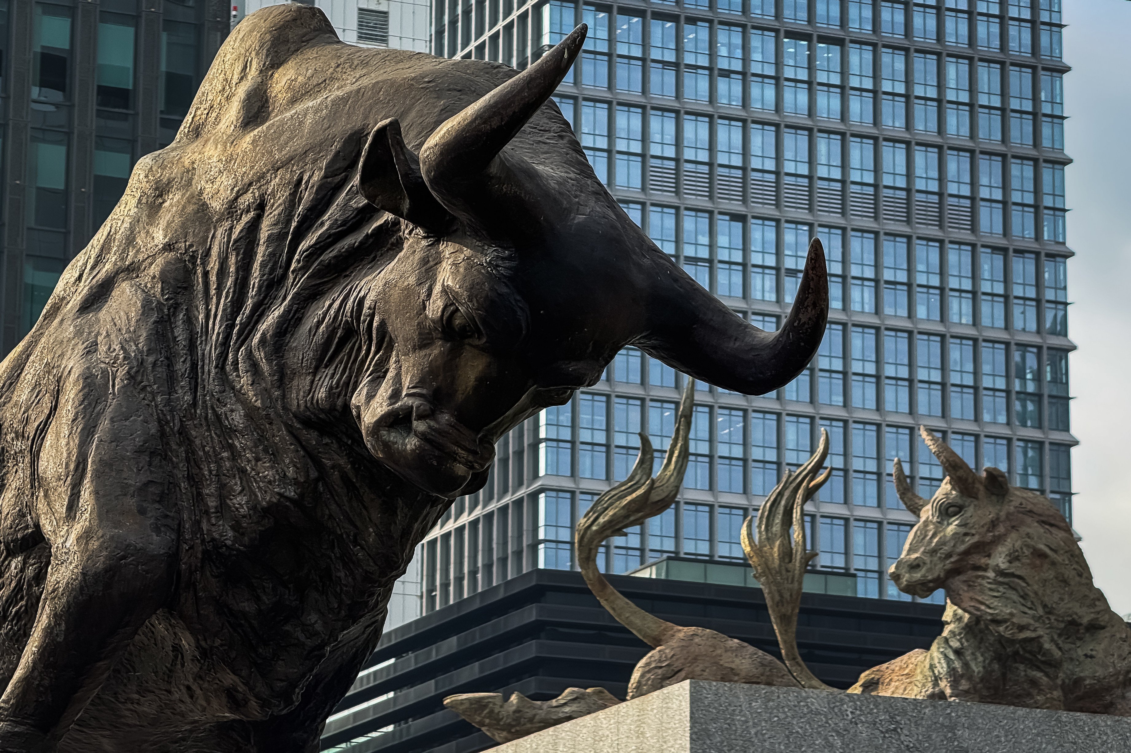 Bull statues in front of the Shenzhen Stock Exchange represent market optimism and vitality in China’s capital markets. Photo: Getty Images