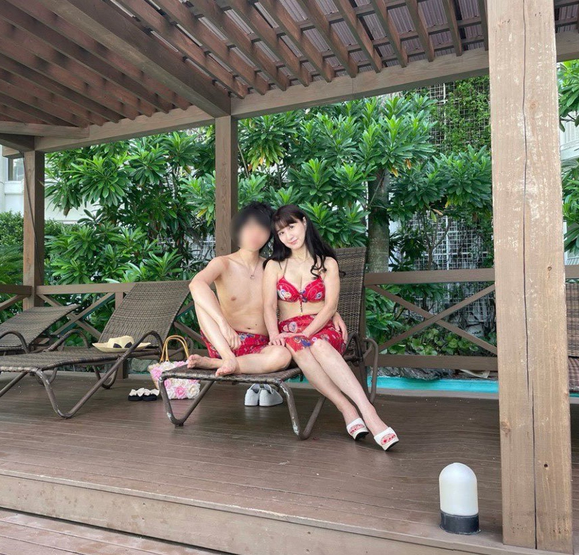 Wedded bliss: Azarashi and her man continue to be affectionate with each other. Photo: chanto.jp.net Wedded bliss: Azarashi and her man continue to be affectionate with each other. Photo: chanto.jp.net