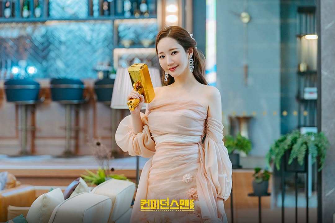 Park Min-young as Yoon Yi-rang, the ringleader of a gang of con artists, in a still from Confidence Queen. The actress hams it up more than ever before in this Prime Video Korean drama.