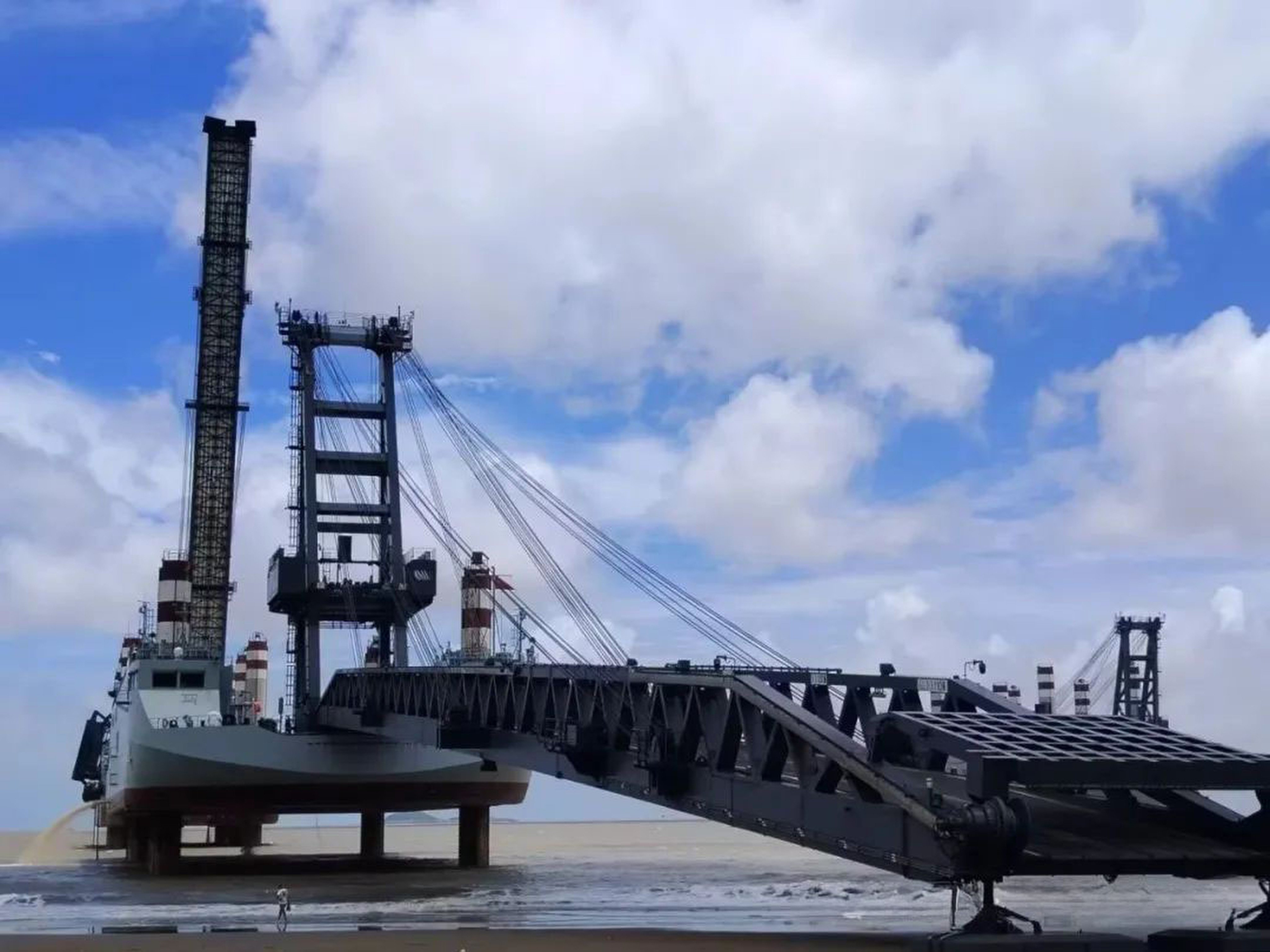 Barge fleet would allow for “swift beach assaults and a rapid inland push”, former PLA instructor says. Photo: Weibo/52赫兹实验室