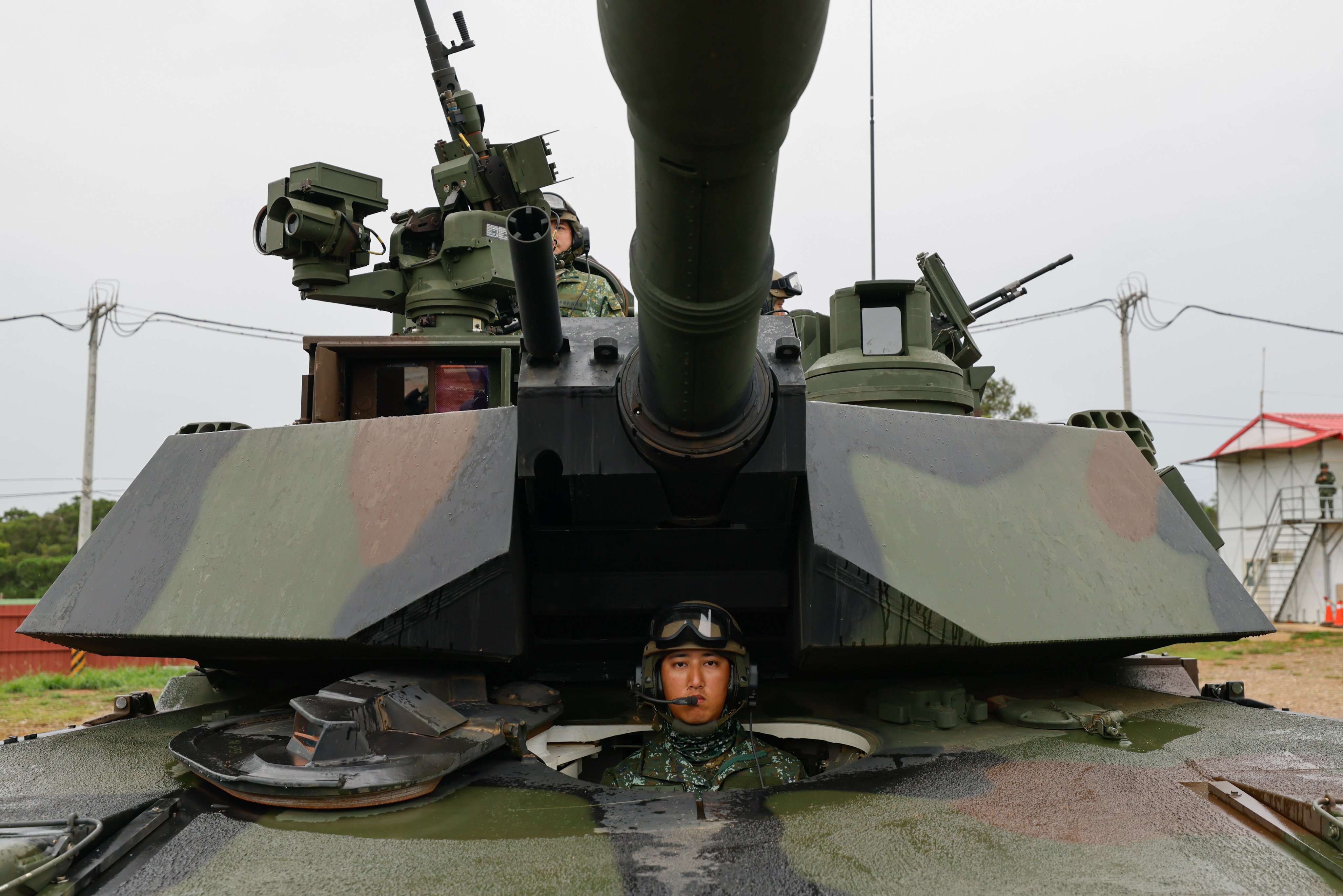 Taiwanese soldiers crew a US-made M1A2T Abrams tank during a live-fire drill in Hsinchu county, Taiwan in July. An analysis of the island’s newest arms, by a mainland Chinese magazine, details weaknesses and lays out possible countermeasures. Photo: EPA