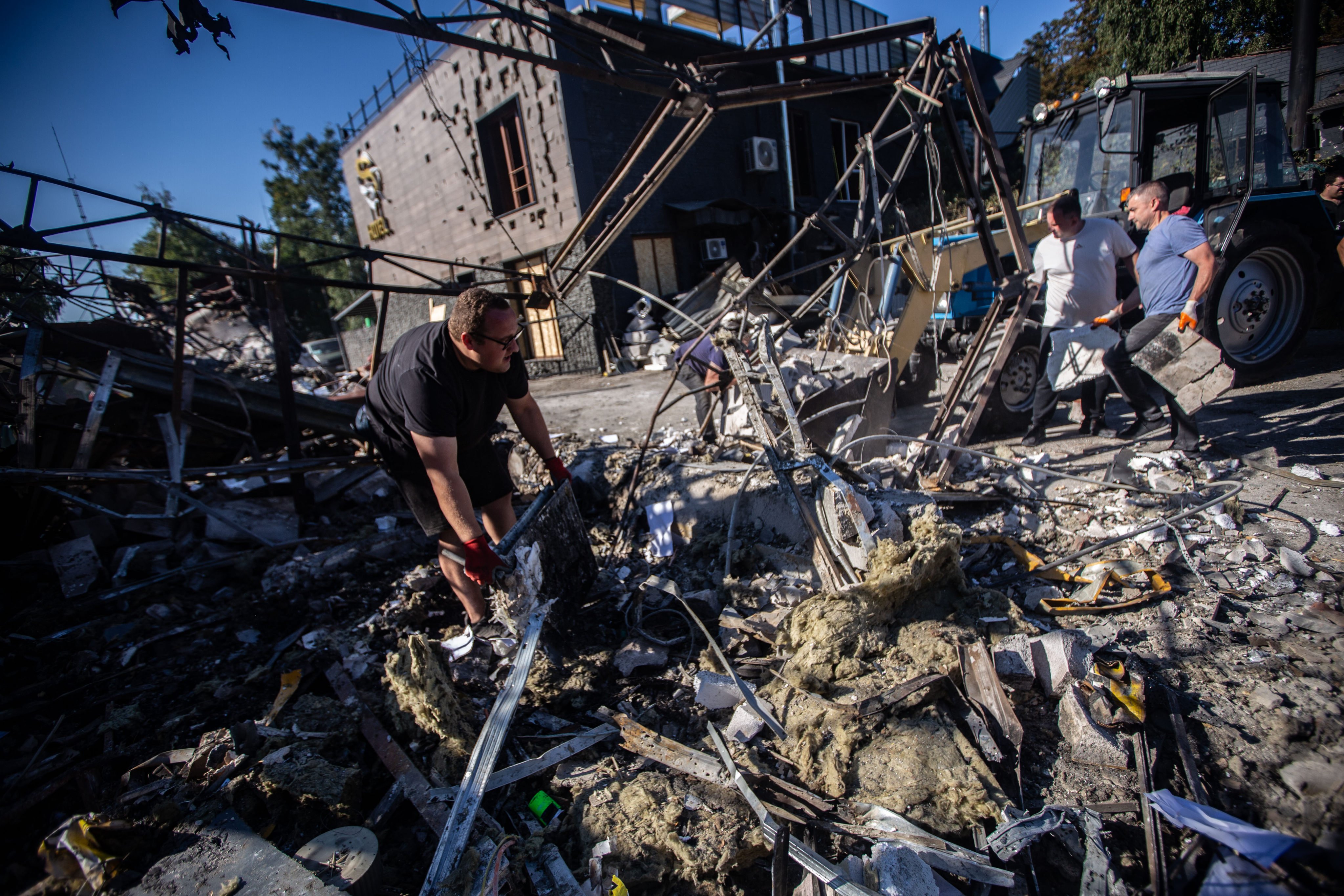 People collects debris from a building in Sumy, Ukraine, that was destroyed by a Russian drone attack. Photo: Zuma Press Wire/dpa