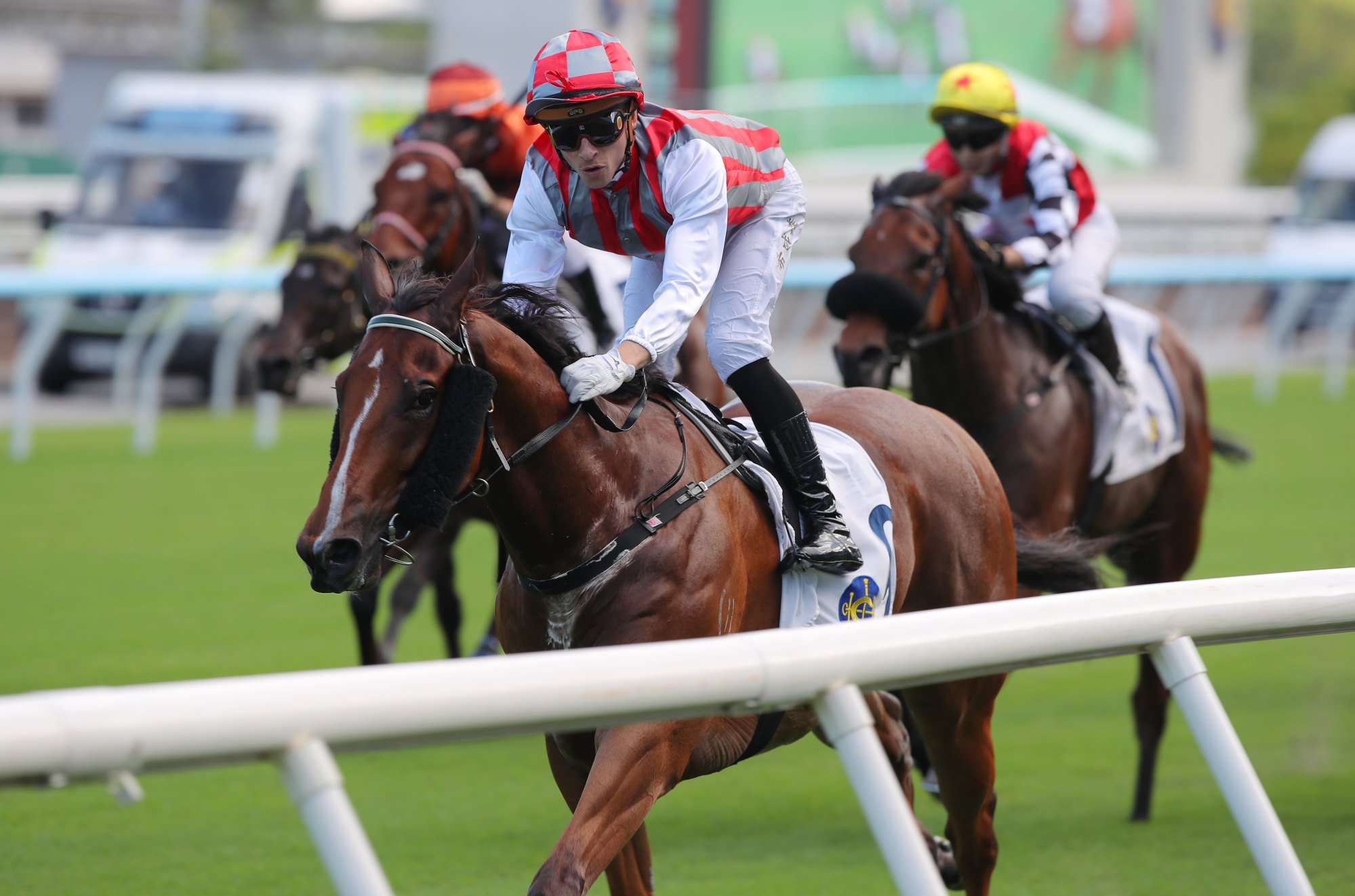 Lyle Hewitson laps up Metro Power’s dominant win. Lyle Hewitson laps up Metro Power’s dominant win.