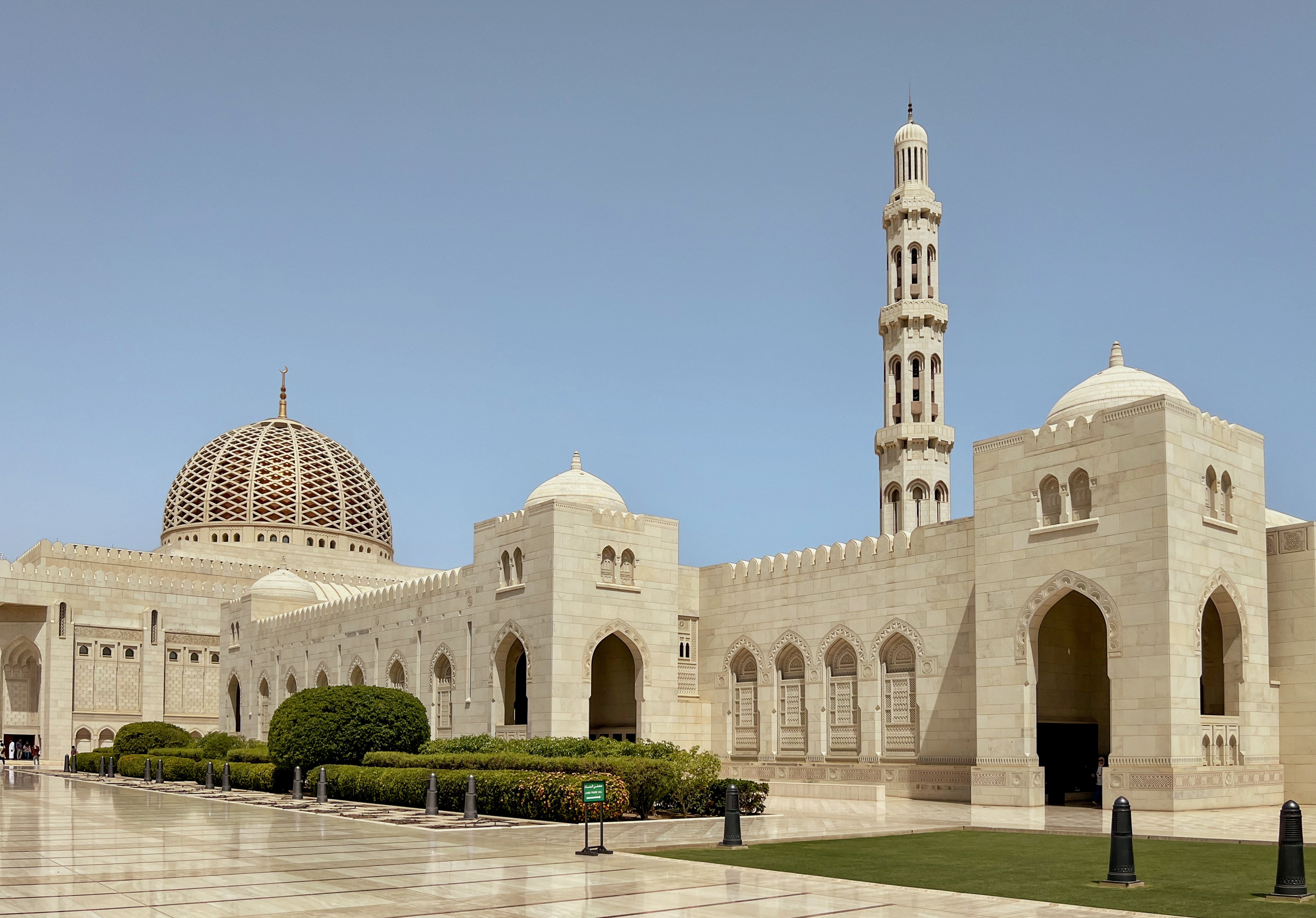 The Sultan Qaboos Grand Mosque in Muscat, Oman, boasts Moroccan and Iranian design influences. Photo: Peter Neville-Hadley