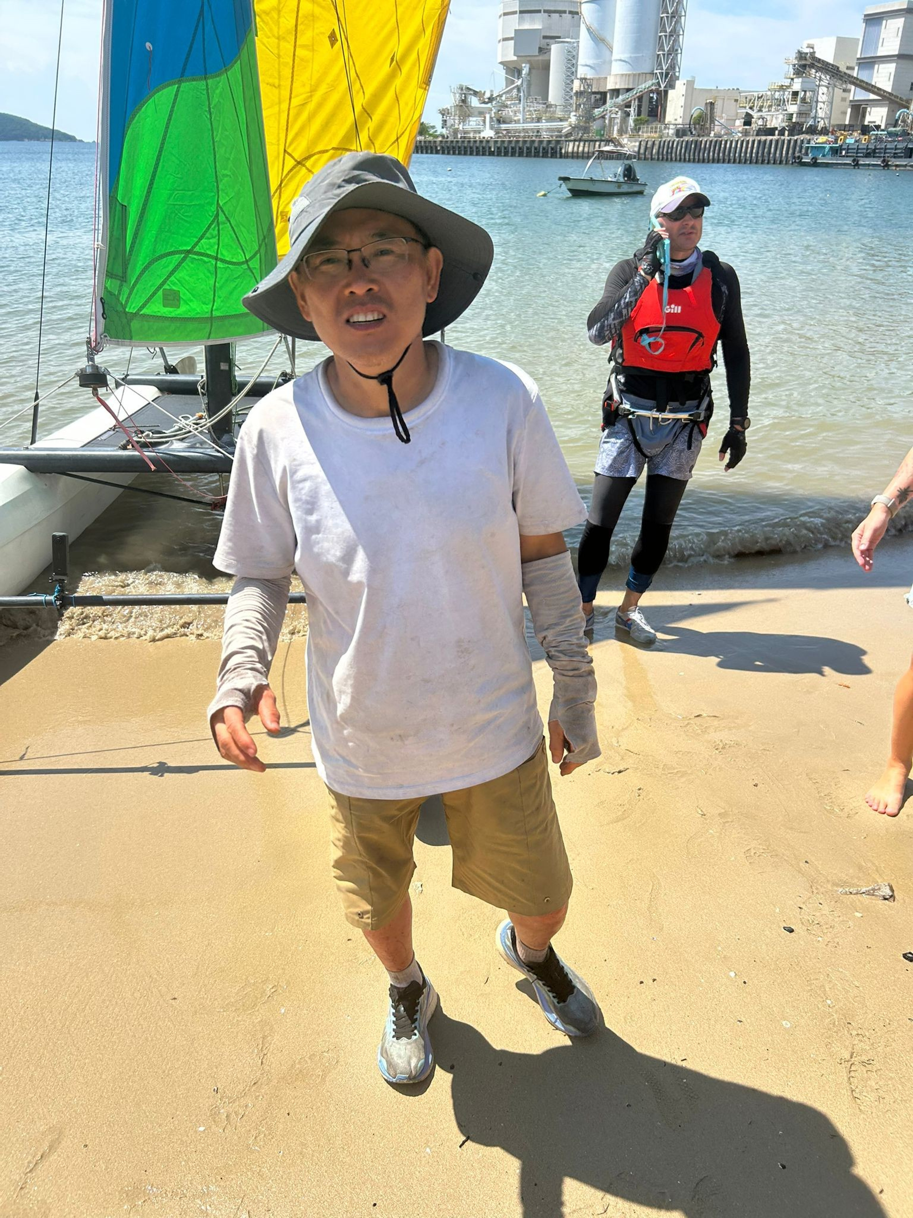 Zheng To, 52, from mainland China, was found on a Lamma Island beach by sailor Anton Aleshin (rear) after going missing for four days. Photo: Handout