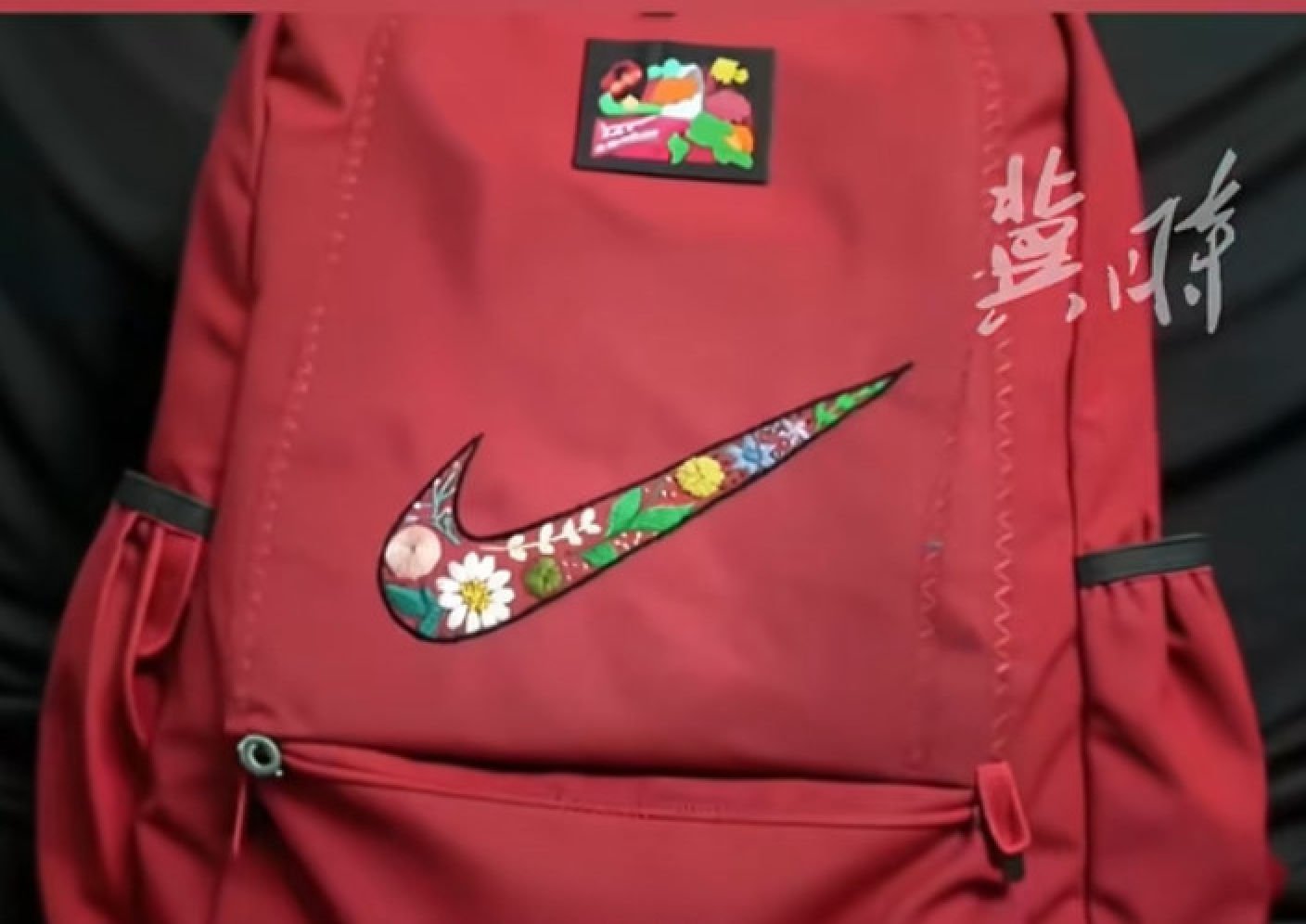 The lovingly created floral logo was sewn onto the bag by Liu’s mother. Photo: Douyin