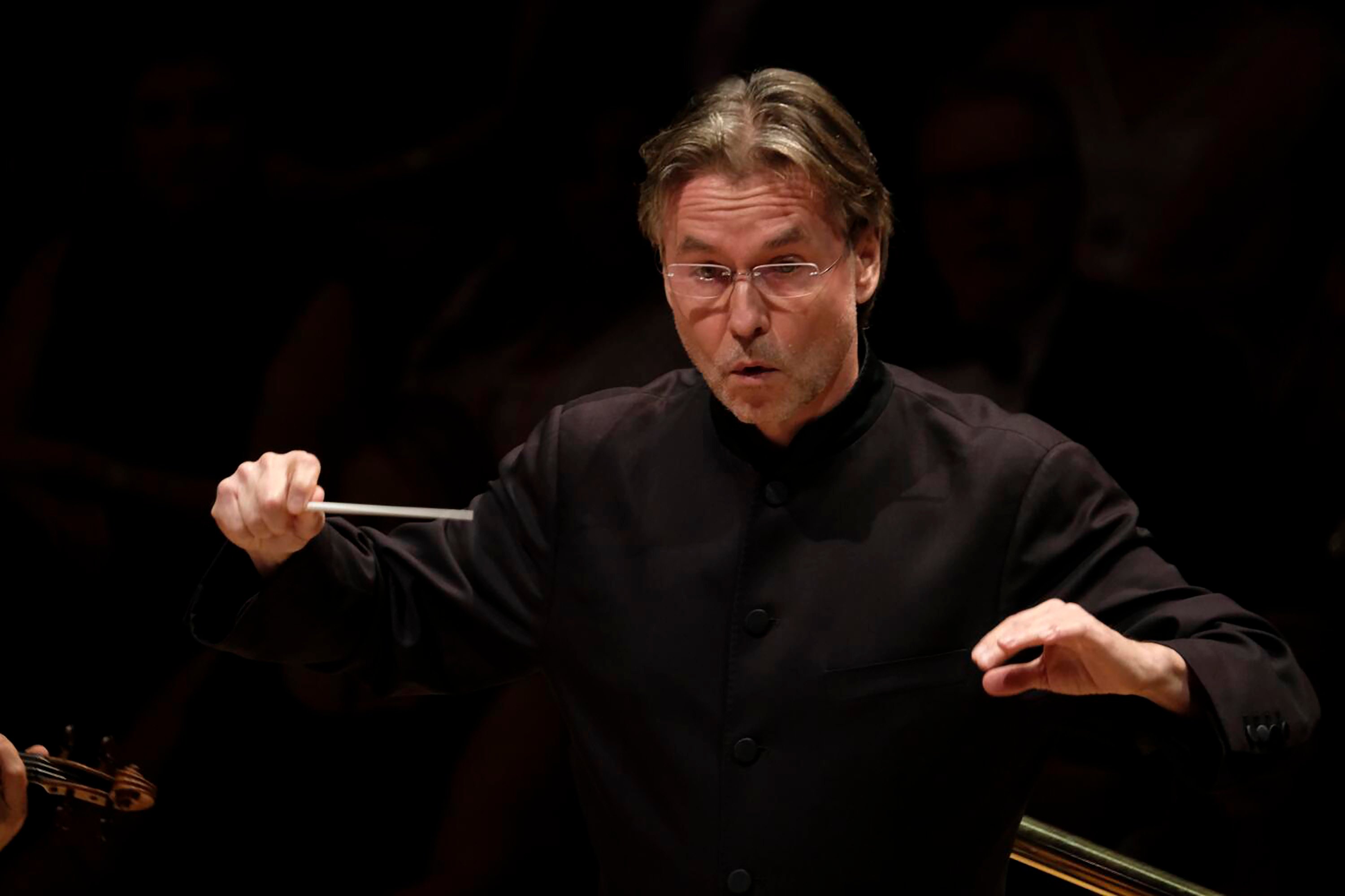 Esa-Pekka Salonen conducts for the LA Phil’s 100th birthday at Walt Disney Concert Hall in October 2019 in Los Angeles. He will return to the LA Phil as creative director beginning in the 2026/27 season. Photo: TNS